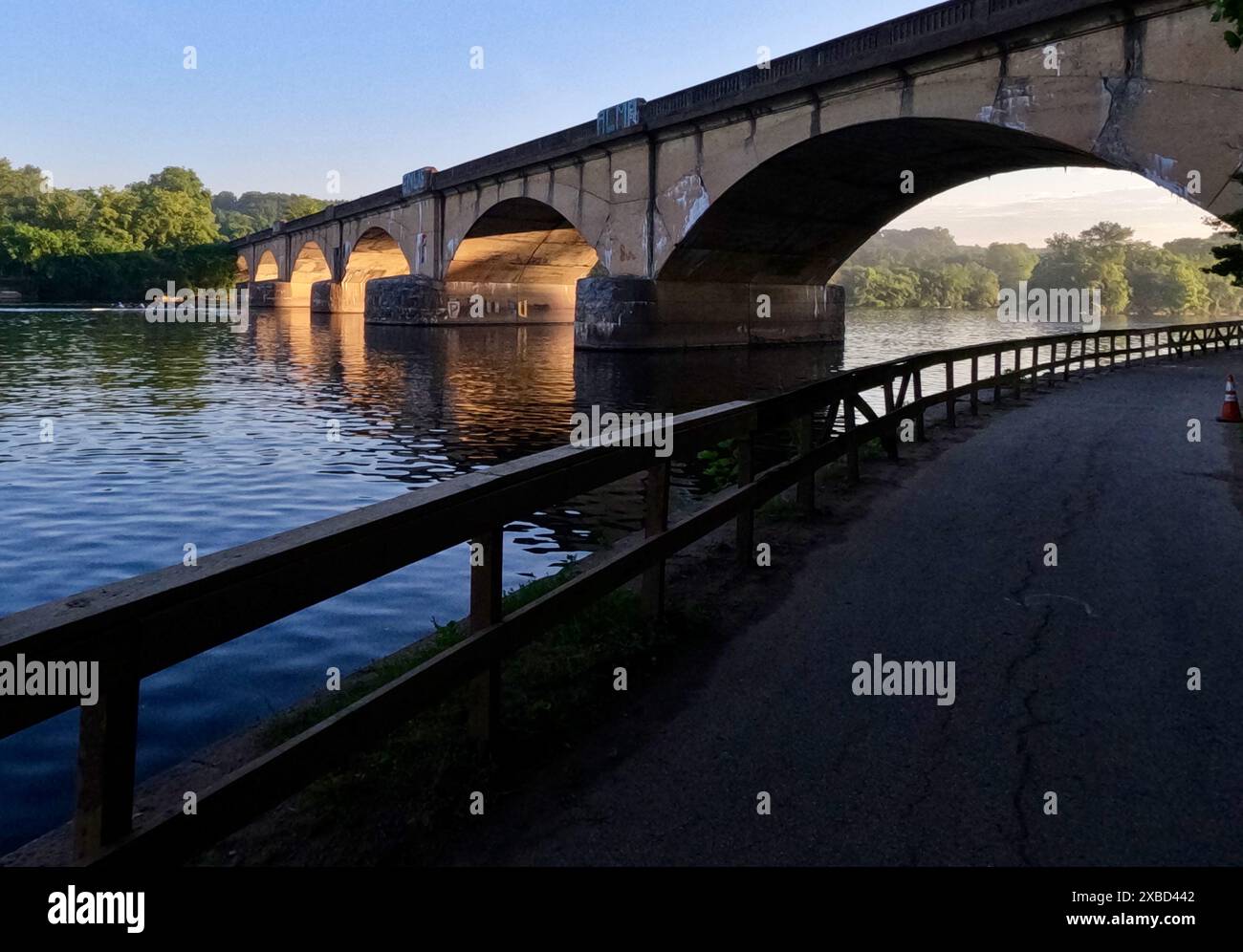Die aufgehende Sonne strömt durch die Bögen der Columbia Bridge entlang des Schuylkill River Trail in Philadelphia. Stockfoto