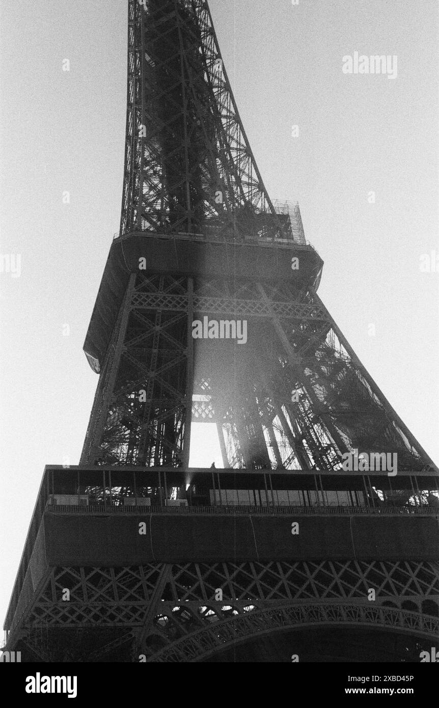 Eiffelturm in Schwarz-weiß an einem sonnigen Wintertag Stockfoto