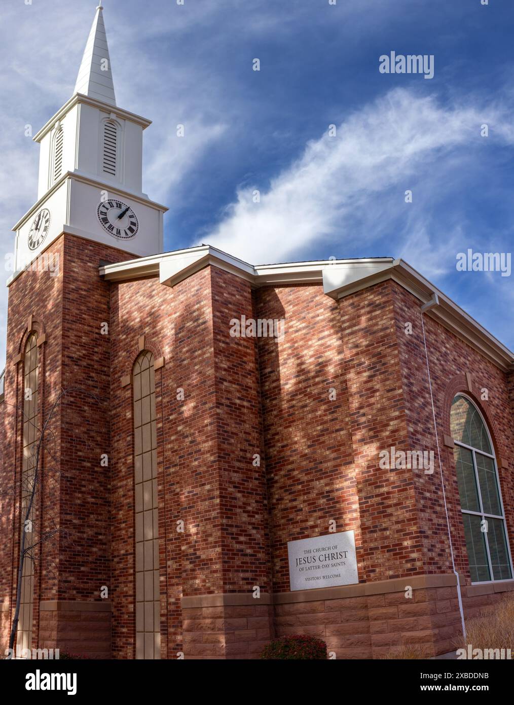 Die Kirche Jesu Christi spätere Heilige Kathedrale Kapelle Informationsschild. Außenfassade des Red Brick Turret, Kanab Utah Southwest USA Stockfoto