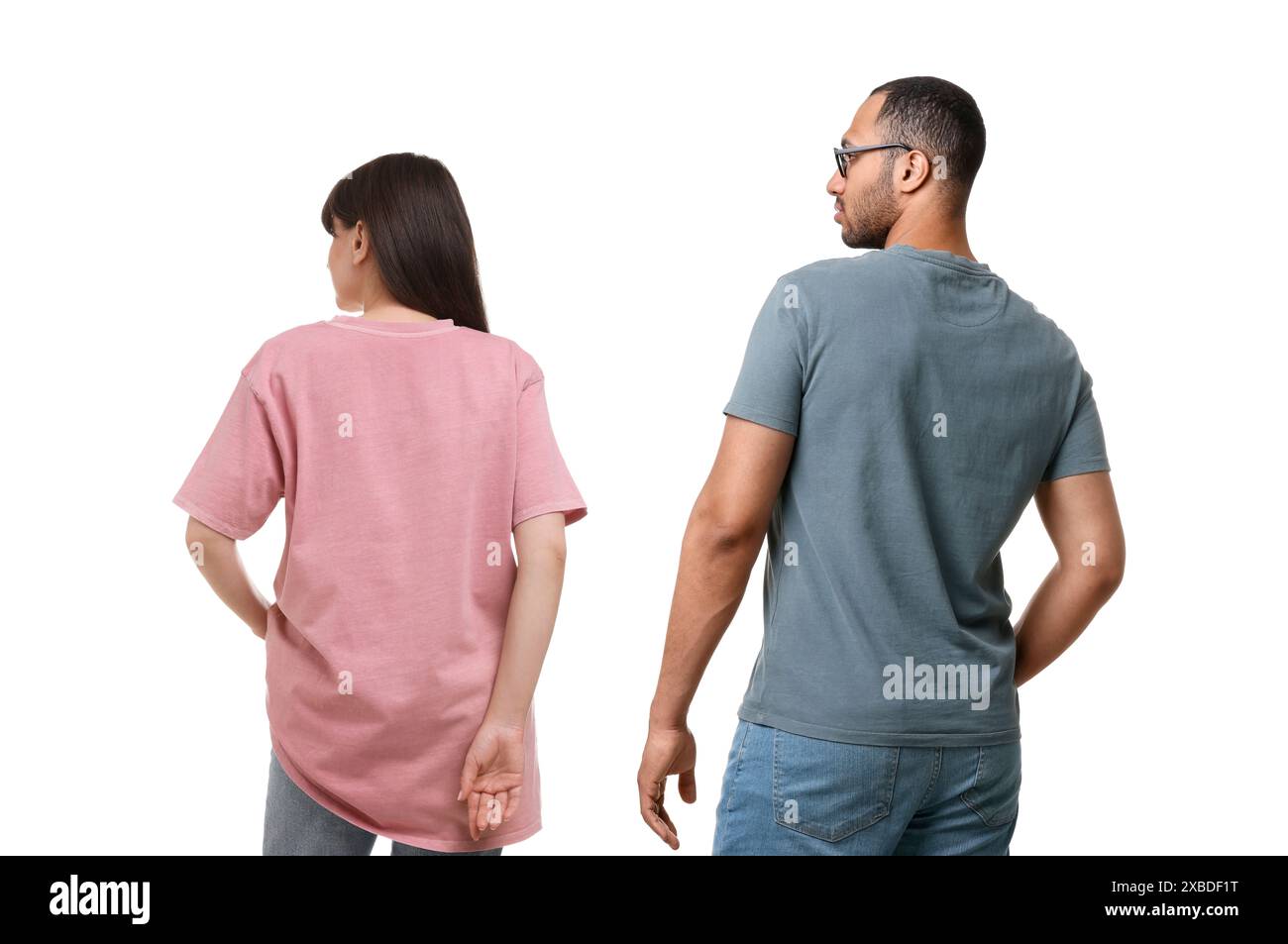 Frau und Mann tragen T-Shirts auf weißem Hintergrund, Rückansicht. Collage von Fotos Stockfoto