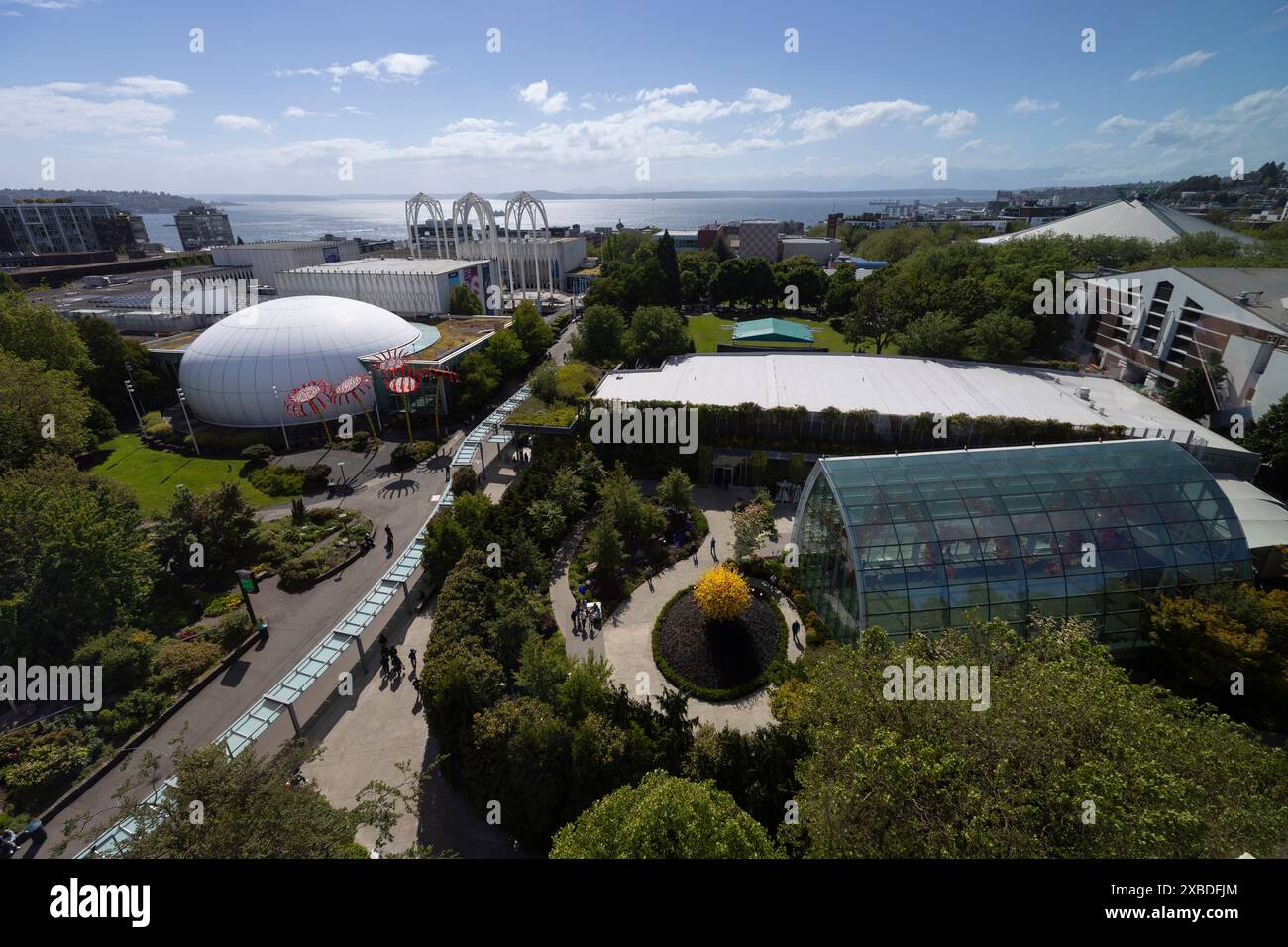 Luftaufnahme des Seattle Center im Viertel Lower Queen Anne am Dienstag, 4. Juni 2024. Stockfoto
