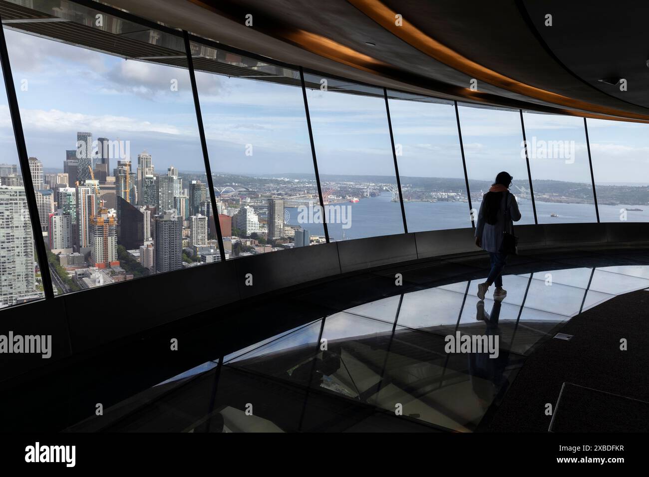 Ein einsamer Besucher umkreist den rotierenden Glasboden der Space Needle in Seattle am Dienstag, den 4. Juni 2024. Stockfoto