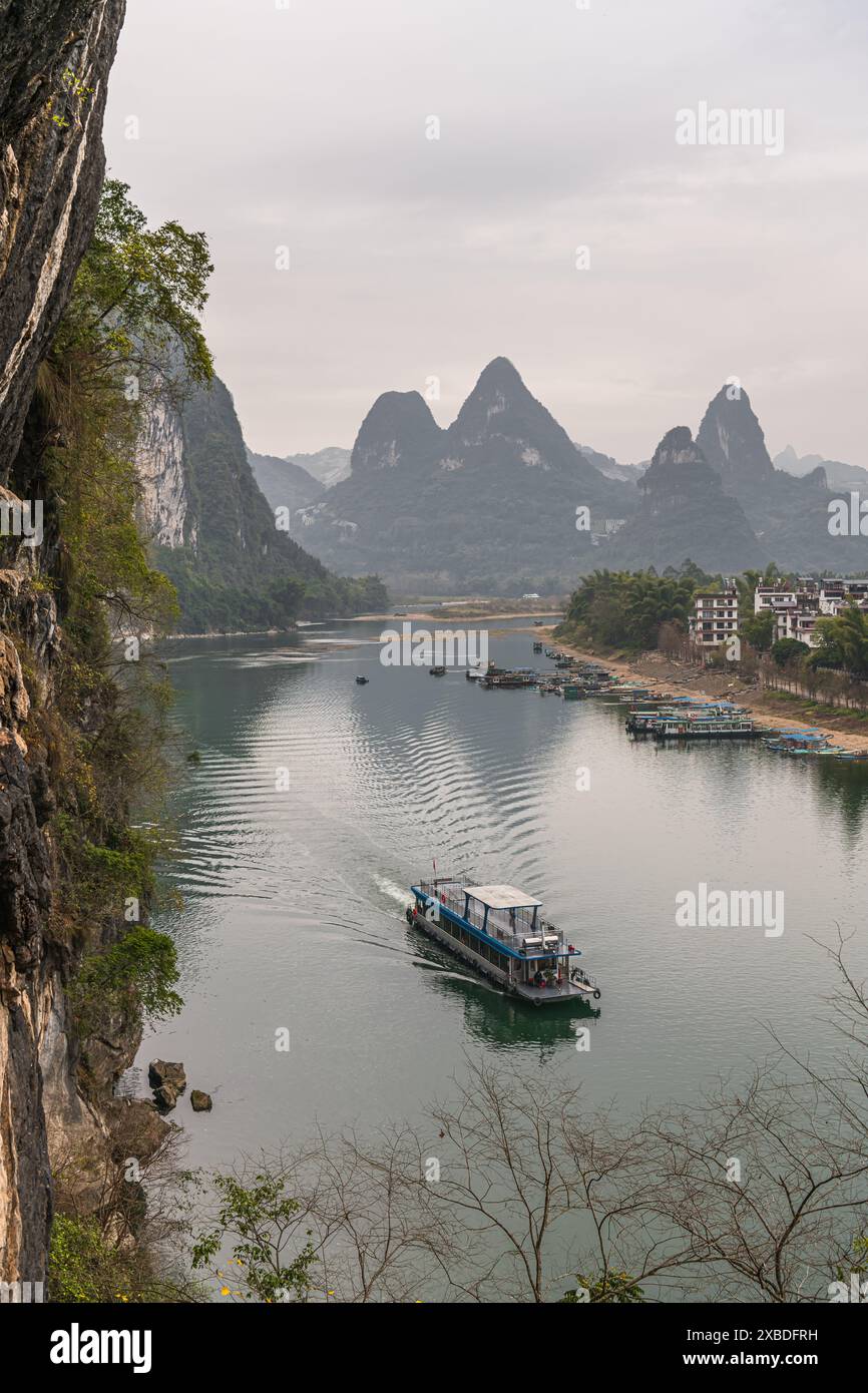 Blick auf den Li-Fluss (Lijiang-Fluss) mit azurblauem Wasser zwischen malerischen Karstbergen im Yangshuo County von Guilin, China. Grüne Hügel auf blauem Himmel Backgr Stockfoto