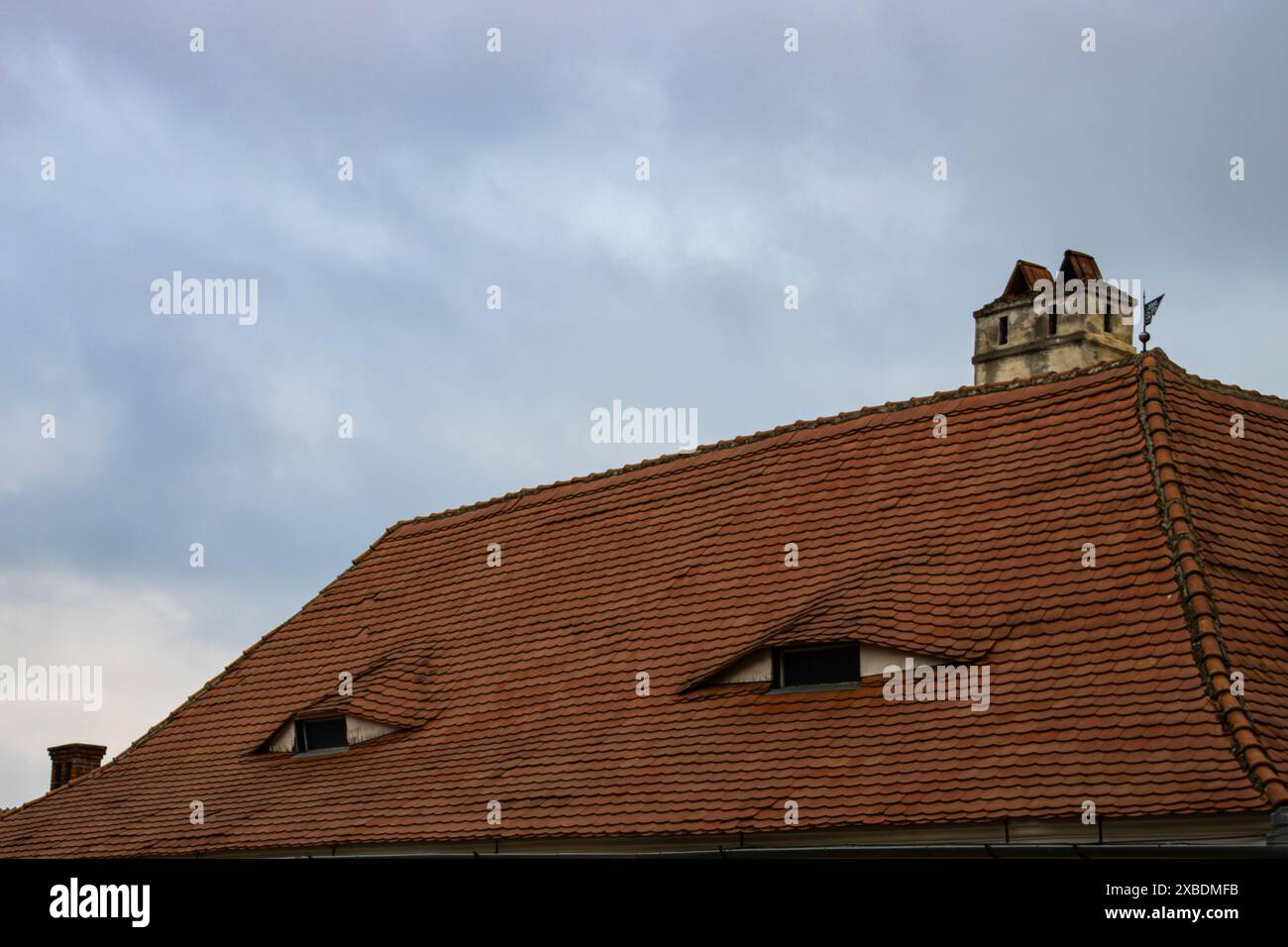 Traditionelles Dach mit augenähnlichen Dachfenstern in Siebenbürgen, Rumänien Stockfoto