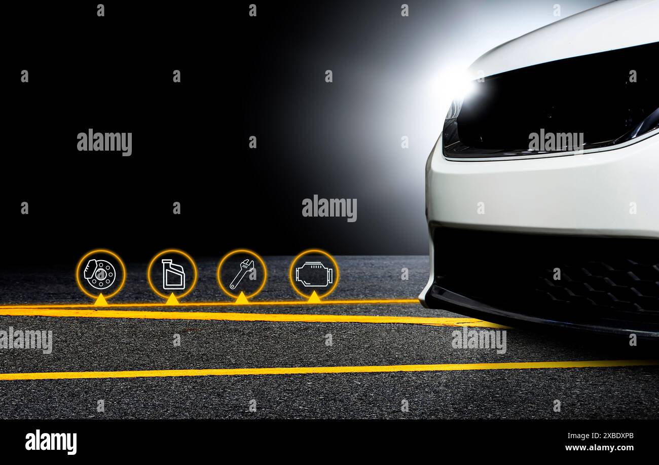 Weißes Auto parkte nachts auf der Autobahn mit hellen Lichtern von hinten, Kopierraum für Text, Auto-Wartungskonzept Stockfoto