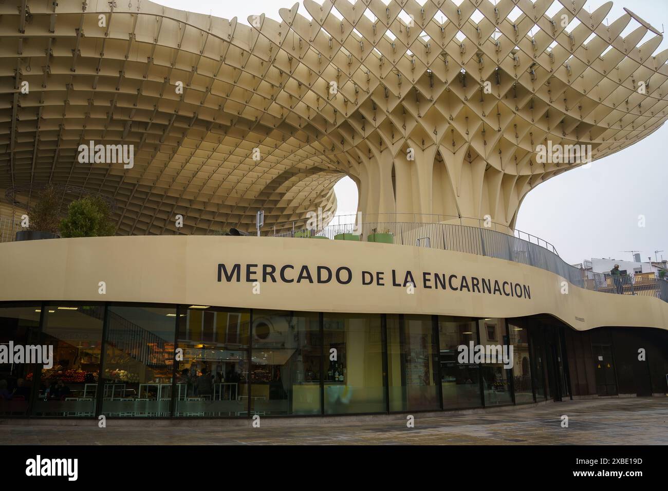 Sevilla, Spanien. Februar 2024: Mercado de la Encarnacion, der Markt unter dem berühmten Setas de Sevilla Stockfoto