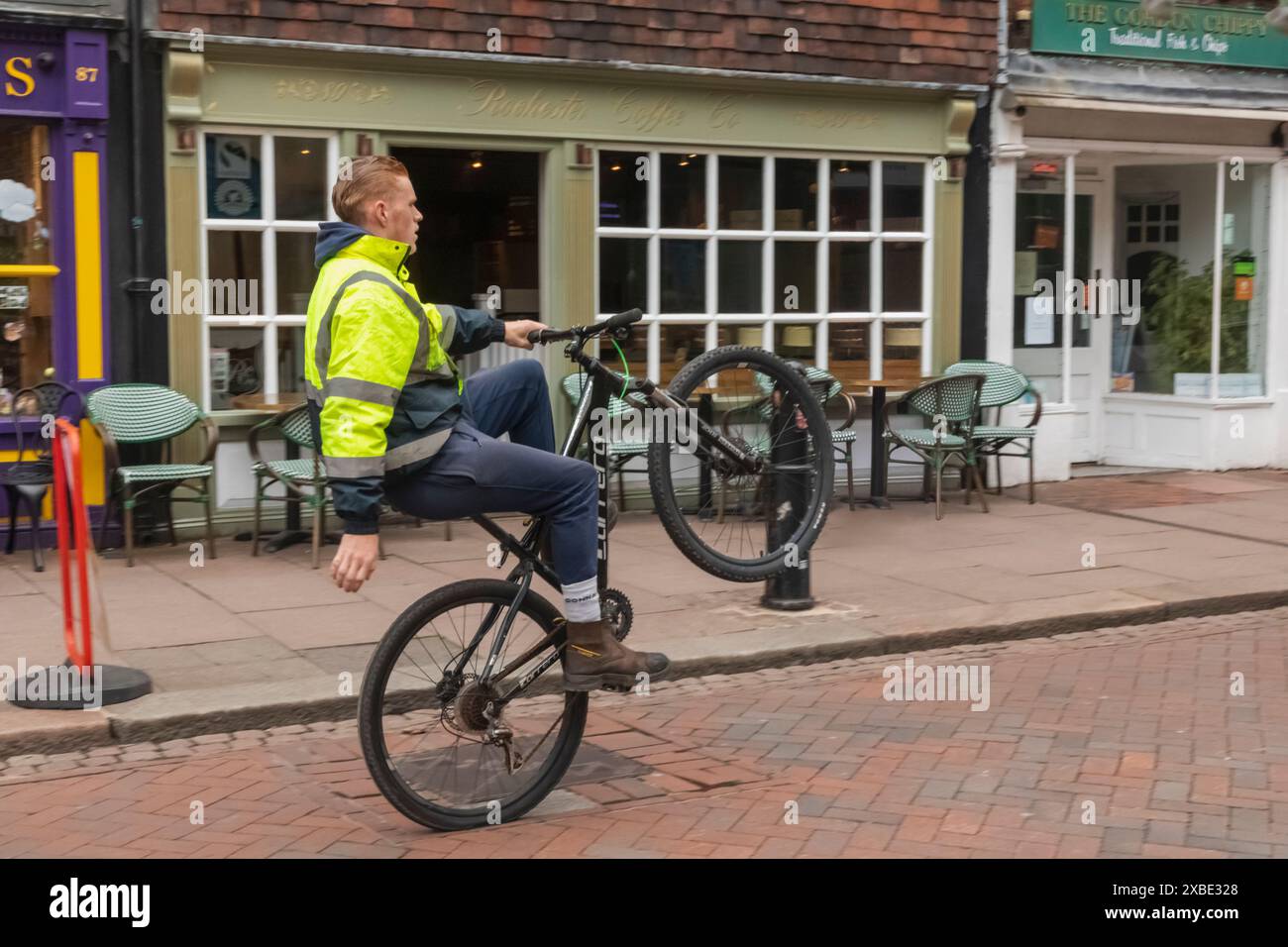 England, Kent, Rochester, antisozialer Radfahrer auf der Rochester High Street Stockfoto