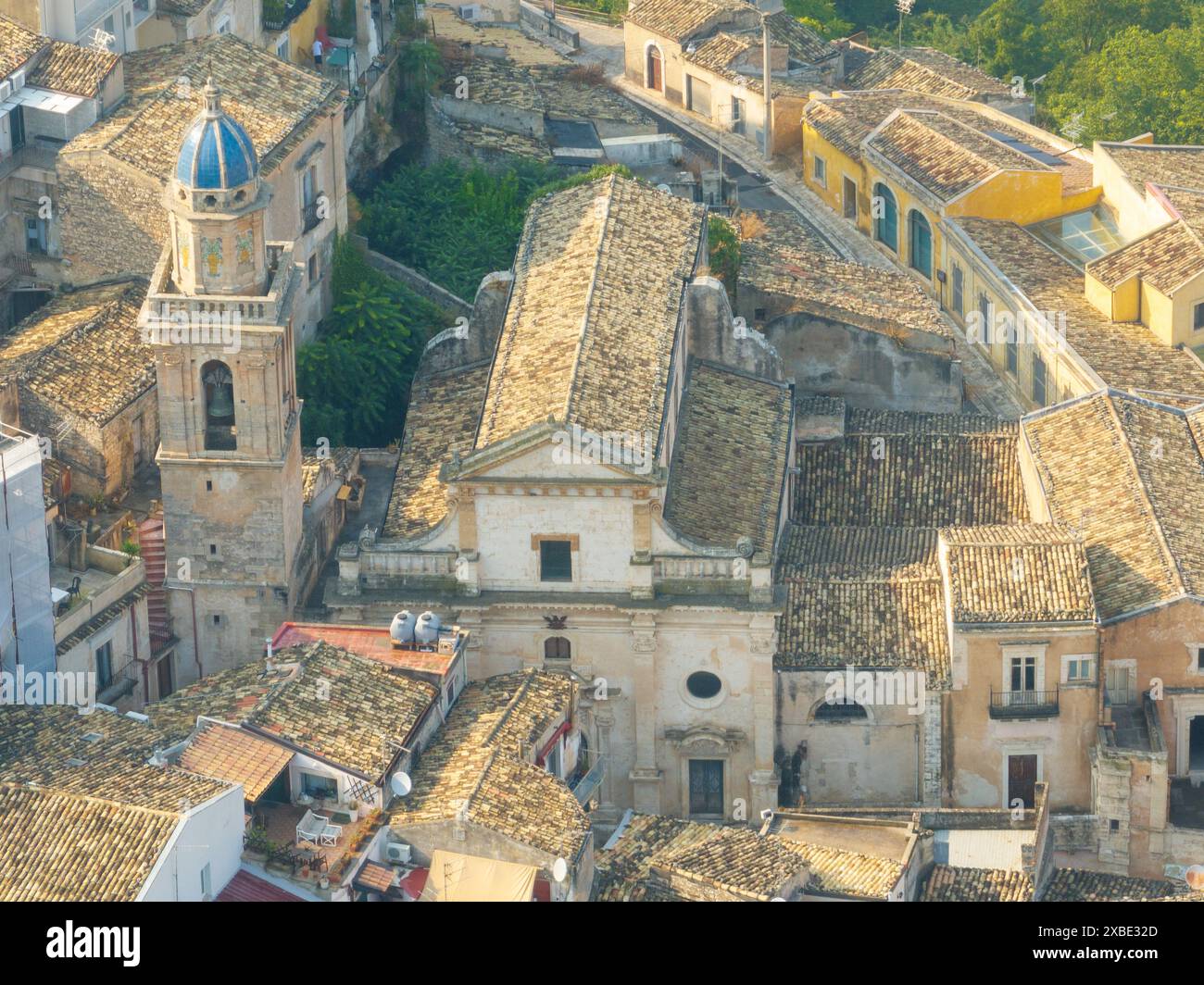 Blaue Kuppel im barocken Stil Chiesa di Santa Maria dell’Itria, bedeckt mit acht Terrakotta-Tafeln aus Caltagirone, die mit großen Rokoko-Blüten verziert sind Stockfoto