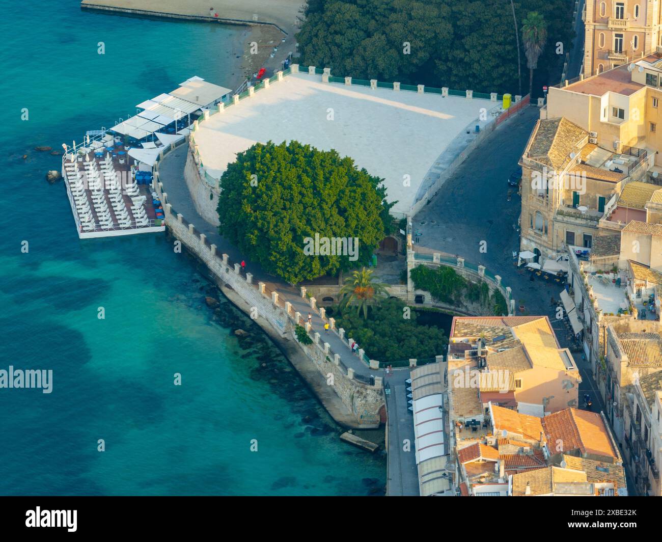 Der Brunnen von Arethusa auf der Insel Ortygia, eine natürliche Süßwasserquelle an dem Ort, an dem sich die Nymphe Arethusa nach der griechischen Mythologie versteckt hat. Stockfoto