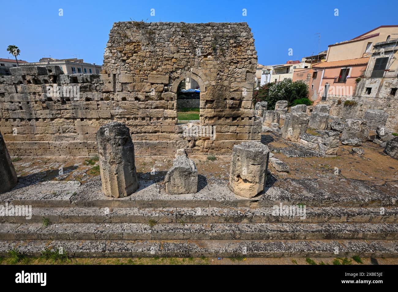 Der Apollo-Tempel ist eines der wichtigsten antiken griechischen Denkmäler auf Ortygia, vor der Piazza Pancali in Syrakus, Sizilien, Italien Stockfoto Der Apollo-Tempel ist eines der wichtigsten antiken griechischen Denkmäler auf Ortygia, vor der Piazza Pancali in Syrakus, Sizilien, Italien Stockfoto