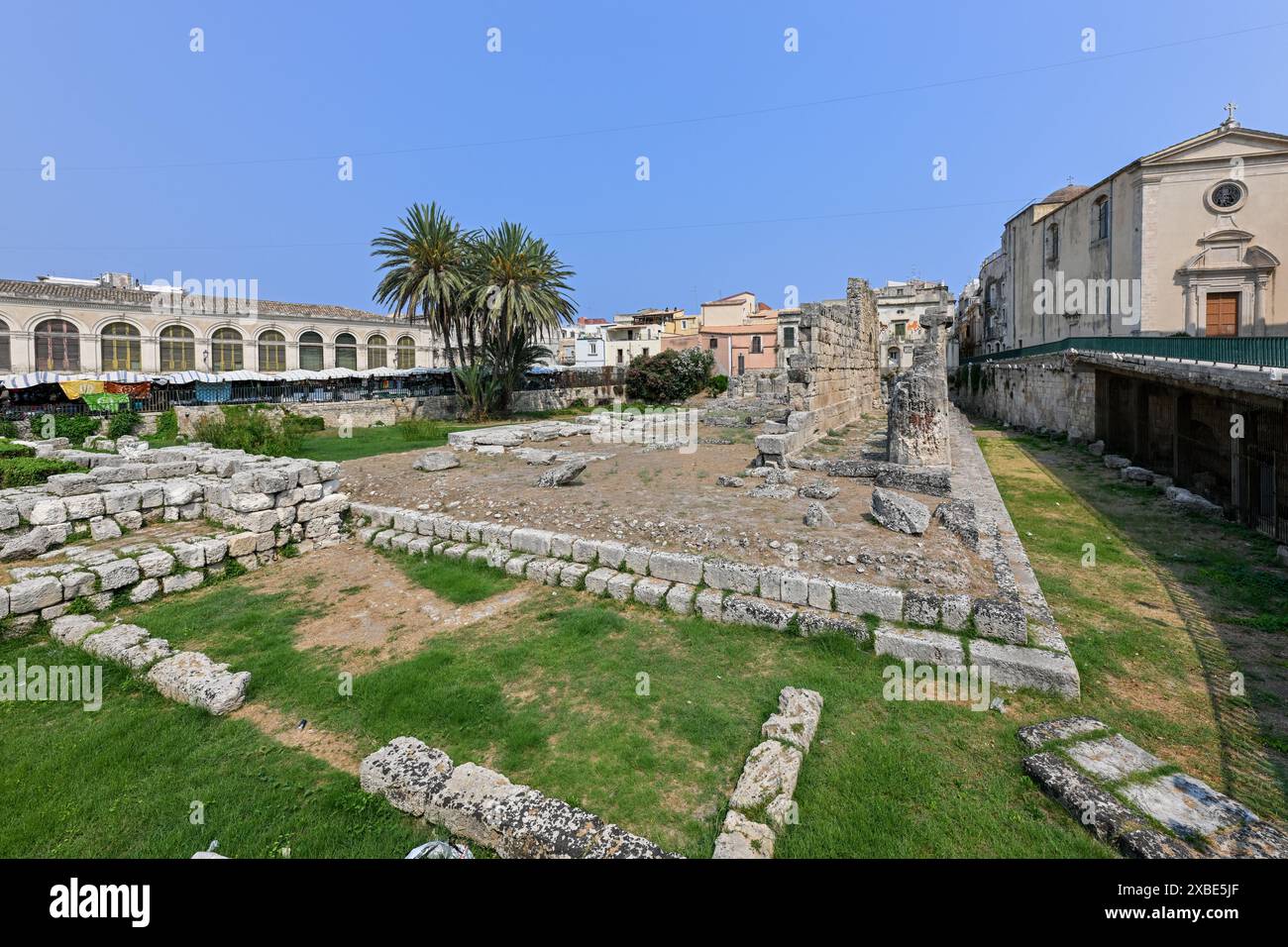 Der Apollo-Tempel ist eines der wichtigsten antiken griechischen Denkmäler auf Ortygia, vor der Piazza Pancali in Syrakus, Sizilien, Italien Stockfoto Der Apollo-Tempel ist eines der wichtigsten antiken griechischen Denkmäler auf Ortygia, vor der Piazza Pancali in Syrakus, Sizilien, Italien Stockfoto