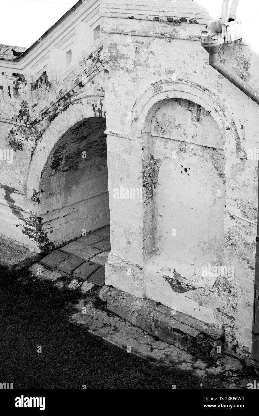 Bogenförmiger Eingang in die Mauer eines mittelalterlichen Klosters im Kreml in Rostow dem Großen Stockfoto