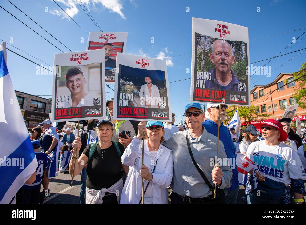 Die Teilnehmer halten Plakate mit Gesichtern von Geiseln, die von der Hamas im Gazastreifen während des jährlichen „Walk for Israel march“ der UJA (United Jewish Appeal Federation of Greater Toronto) festgehalten werden. Der UJA Walk for Israel in Toronto am 9. Juni zog über 40.000 Teilnehmer an und zeigte die starke Unterstützung und Solidarität der Gemeinschaft mit dem Staat Israel, insbesondere angesichts der tragischen Ereignisse vom 7. Oktober. Diese jährliche Veranstaltung bot eine Reihe von Aktivitäten, von kulturellen Aufführungen bis hin zu familienfreundlicher Unterhaltung, die eine lebendige und inklusive Atmosphäre förderten. Stockfoto