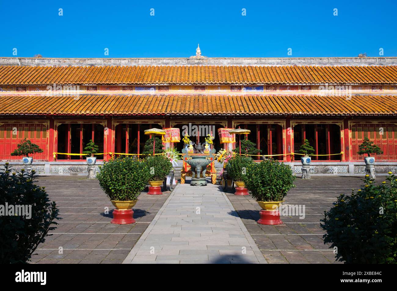 Vietnam: Thế Miếu (der Mieu) Ahnentempel, die Kaiserstadt, die Zitadelle, Hue. Der Thế Miếu, auch Thế Tổ Miếu genannt, ist ein Ahnentempel und wurde 1822–1823 auf Befehl von Kaiser Minh Mạng errichtet. Er ehrt die Kaiser der Nguyễn-Dynastie. Neun dynastische Urnen (vietnamesische cửu đỉnh 九鼎) vor dem Thế Miếu wurden ebenfalls 1822 gegossen und den ersten neun Kaisern der Nguyen gewidmet. Stockfoto