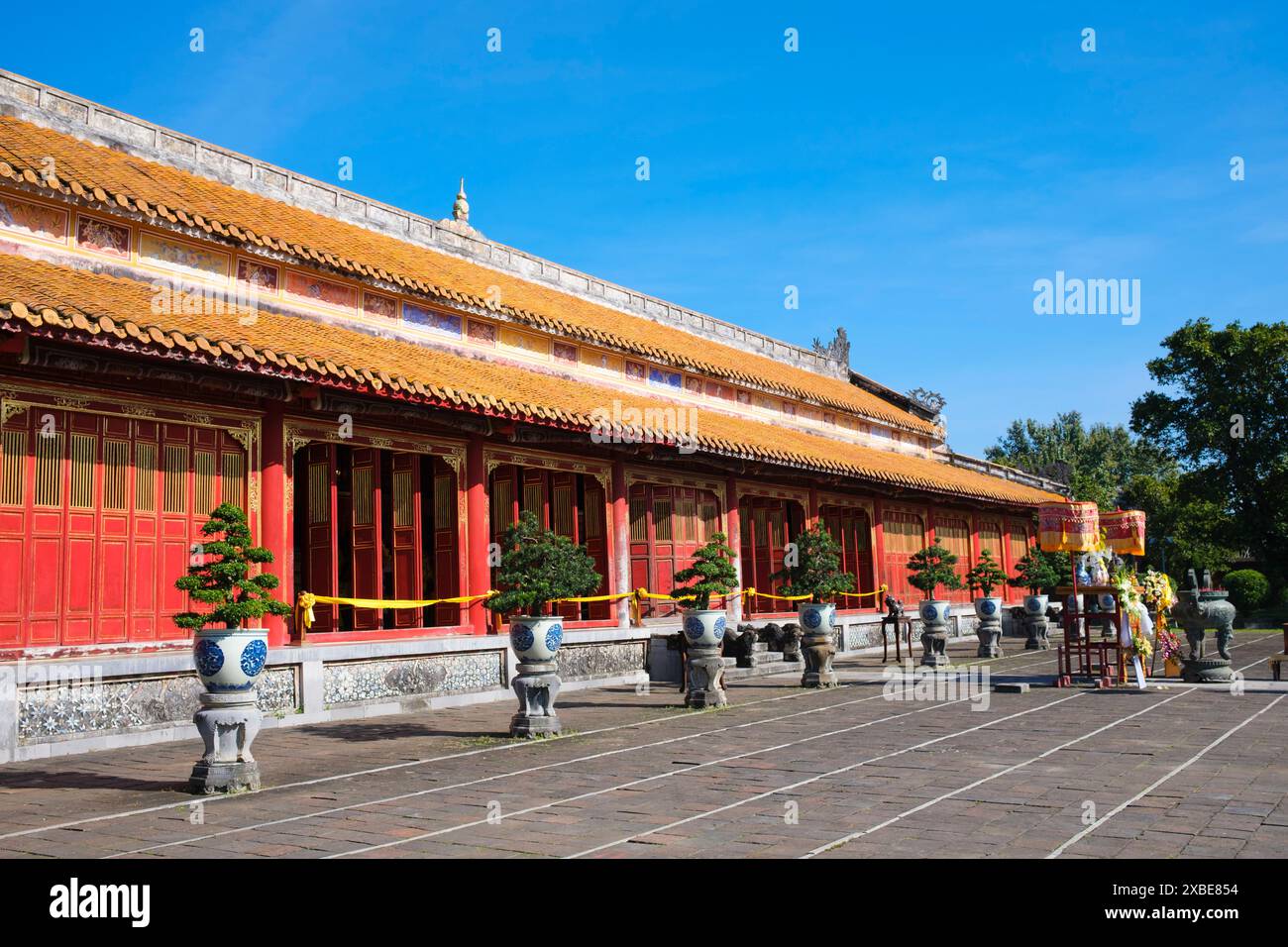 Vietnam: Thế Miếu (der Mieu) Ahnentempel, die Kaiserstadt, die Zitadelle, Hue. Der Thế Miếu, auch Thế Tổ Miếu genannt, ist ein Ahnentempel und wurde 1822–1823 auf Befehl von Kaiser Minh Mạng errichtet. Er ehrt die Kaiser der Nguyễn-Dynastie. Neun dynastische Urnen (vietnamesische cửu đỉnh 九鼎) vor dem Thế Miếu wurden ebenfalls 1822 gegossen und den ersten neun Kaisern der Nguyen gewidmet. Stockfoto