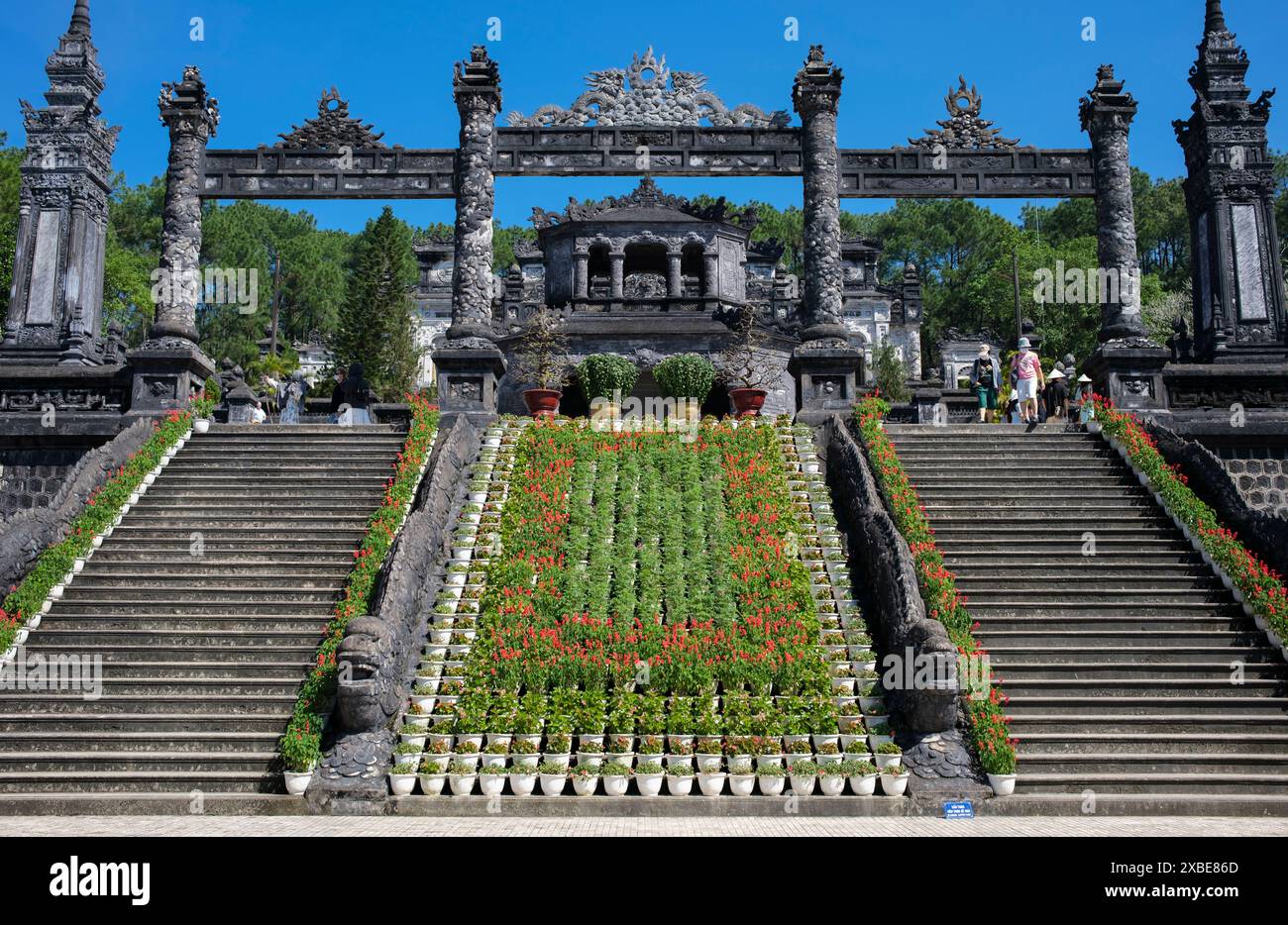 Vietnam: Treppe, die zum Grab von Kaiser Khai Dinh, Hue führt. Kaiser Khải Định (8. Oktober 1885 – 6. November 1925) war der 12. Kaiser der Nguyễn-Dynastie in Vietnam. Sein Name bei seiner Geburt war Prinz Nguyễn Phúc Bửu Đảo. Er war der Sohn des Imperators Đồng Khánh, aber er trat ihm nicht sofort nach. Er regierte nur neun Jahre: 1916 - 1925. Hue war zwischen 1802 und 1945 die kaiserliche Hauptstadt der Nguyen-Dynastie. Die Gräber mehrerer Kaiser liegen in und um die Stadt und entlang des Perfume River. Hue ist ein UNESCO-Weltkulturerbe. Stockfoto