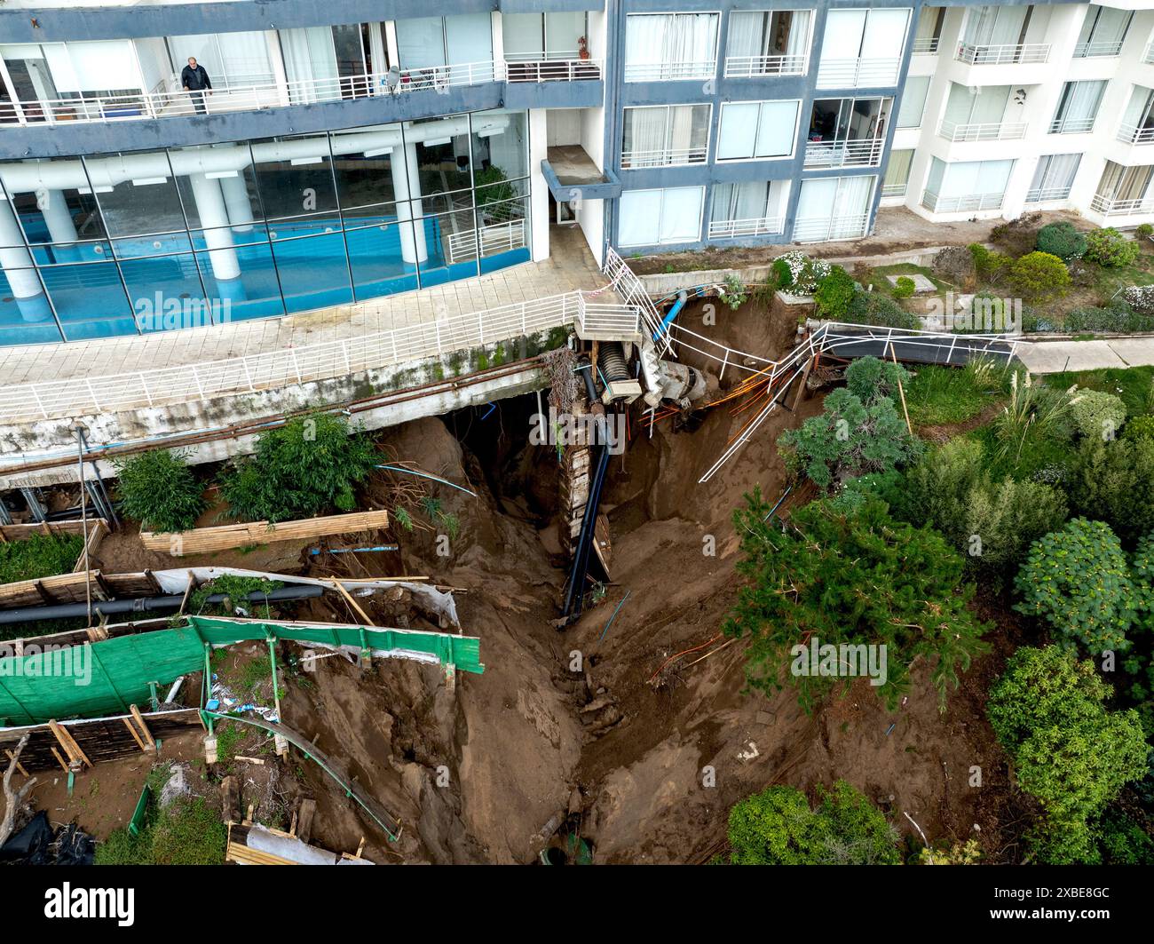 Luftaufnahme des jüngsten dritten Sinklochs in Reñaca, Viña del Mar, Chile, das die Evakuierung von mehr als 200 Menschen zwang. Stockfoto