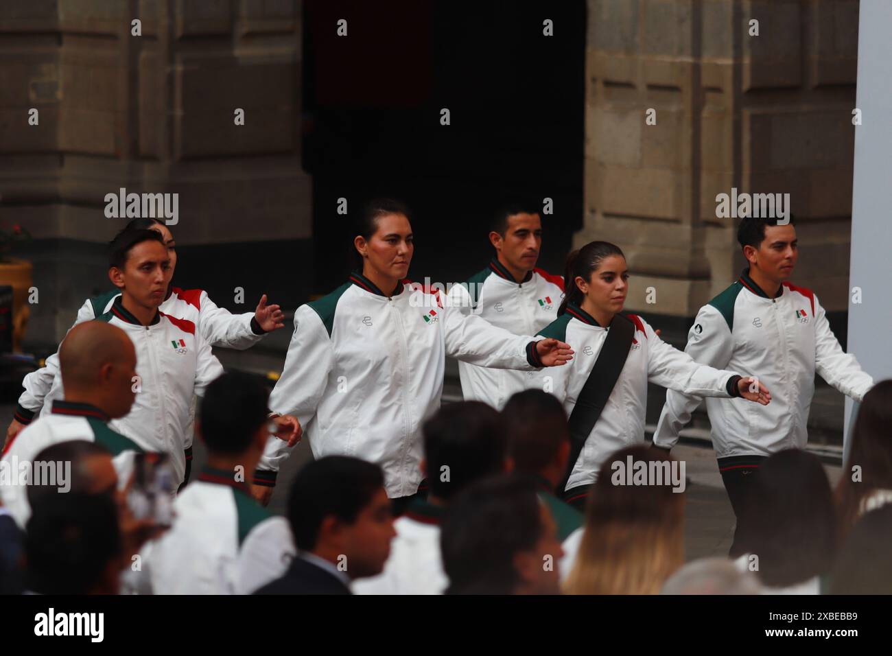 Mexikos Olympiateam grüßt die Flagge während der Flaggenzeremonie der mexikanischen Delegation, die an den Olympischen Spielen 2024 in Paris teilnehmen wird, im Nationalpalast. (Kreditbild: © Carlos Santiago/eyepix via ZUMA Press Wire) NUR REDAKTIONELLE VERWENDUNG! Nicht für kommerzielle ZWECKE! Stockfoto