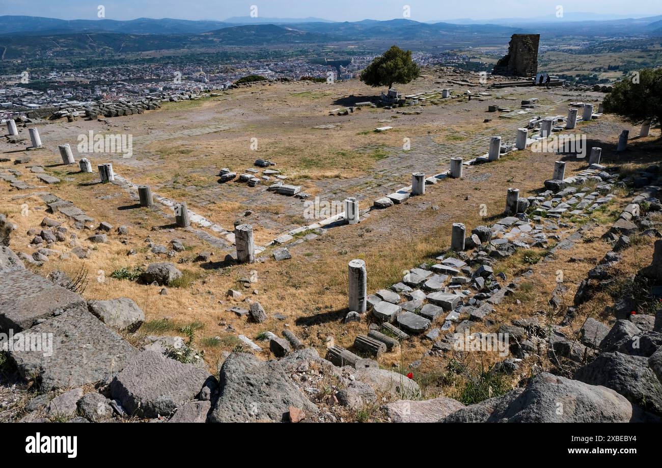 Bergama, Türkei. Mai 2024. Die Ausgrabungsstätte von Pergamon mit dem Platz, auf dem der Zeus und Athena geweihte Pergamonaltar stand, dessen Reliefs mit Genehmigung der osmanischen Regierung nach Berlin gebracht wurden, wo 1907 das erste Pergamonmuseum für sie eröffnet wurde. Die Überreste des Pergamonfrisches sind im Berliner Pergamonmuseum zu sehen, wo die seinerzeit nach Deutschland gebrachten Friesplatten in einer Teilrekonstruktion des Pergamonaltars angebracht sind. Quelle: Jens Kalaene/dpa/Alamy Live News Stockfoto