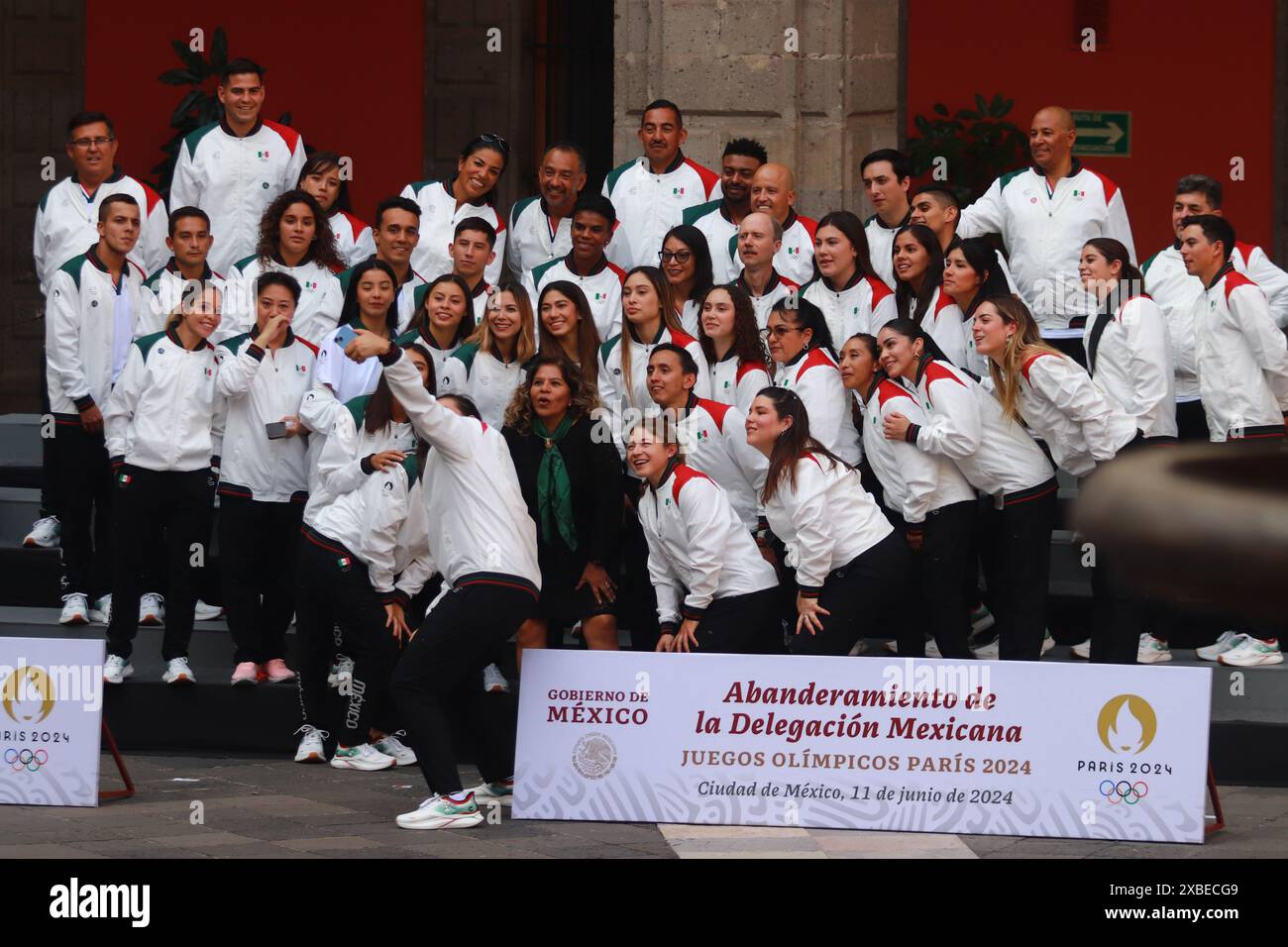 Mexiko-Stadt, Mexiko. Juni 2024. Das mexikanische Olympyc-Team macht Selfies während der Flaggenzeremonie der mexikanischen Delegation, die an den Olympischen Spielen 2024 in Paris teilnehmen wird, im Nationalpalast. Am 11. Juni 2024 in Mexiko-Stadt. (Foto: Carlos Santiago/Eyepix Group/SIPA USA) Credit: SIPA USA/Alamy Live News Stockfoto
