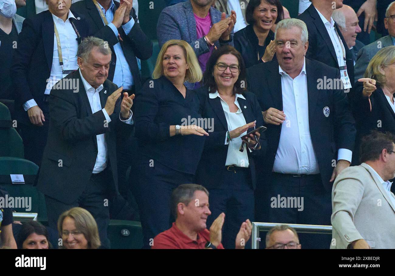 Herbert Reul (Innenminister von NRW), Nancy Faeser (Bundesministerin des Innern), Heike Ullrich (DFB Generalsekretärin) im Freundschaftsspiel DEUTSCHLAND - GRIECHENLAND 2-1 in Vorbereitung auf die Europameisterschaft 2024 am 3. Juni 2024 in Nürnberg. Fotograf: Peter Schatz Stockfoto