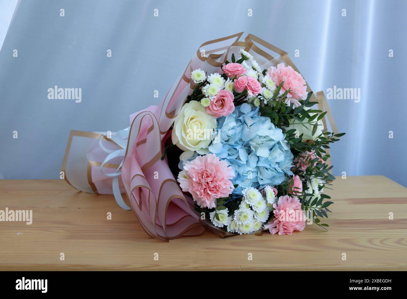 Wunderschöne Blumen auf dem Tisch drinnen. Leerzeichen für Text. Nahaufnahme Blumenstrauß-Arrangement Stockfoto