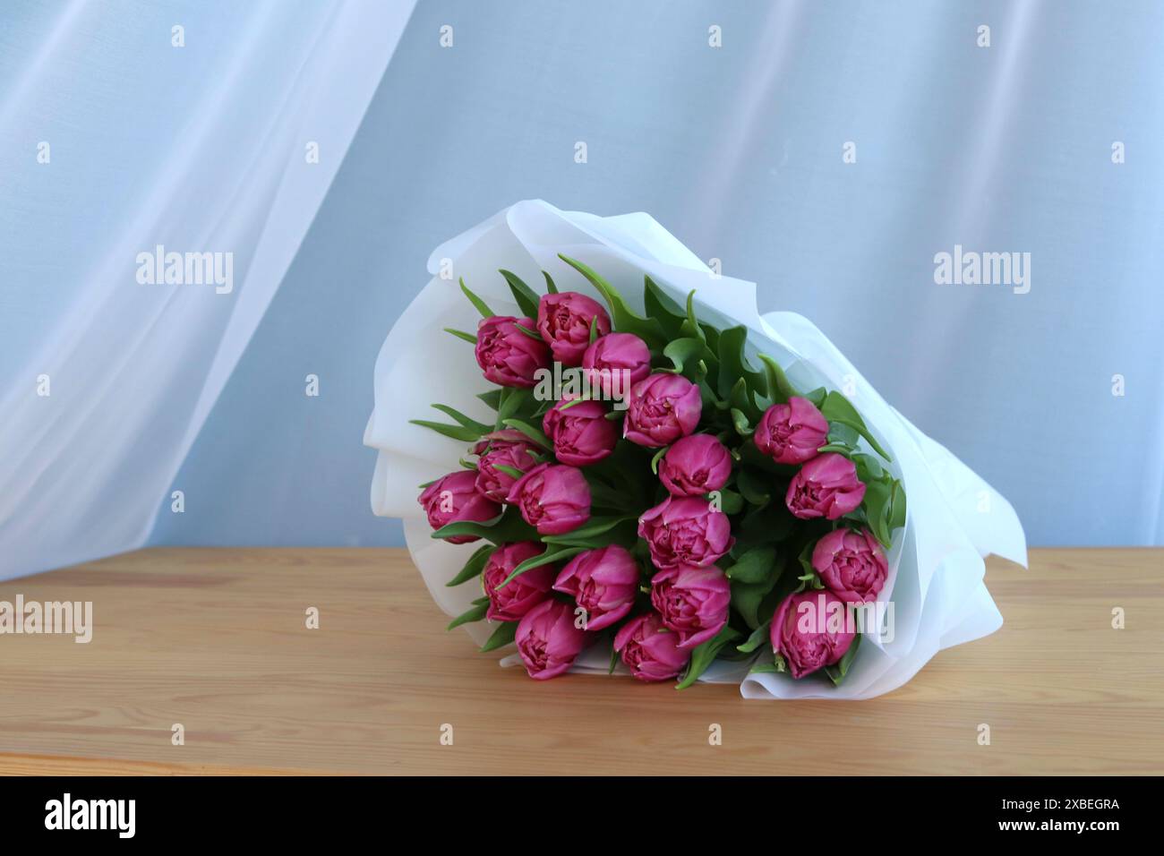 Wunderschöne Blumen auf dem Tisch drinnen. Leerzeichen für Text. Nahaufnahme Blumenstrauß-Arrangement Stockfoto