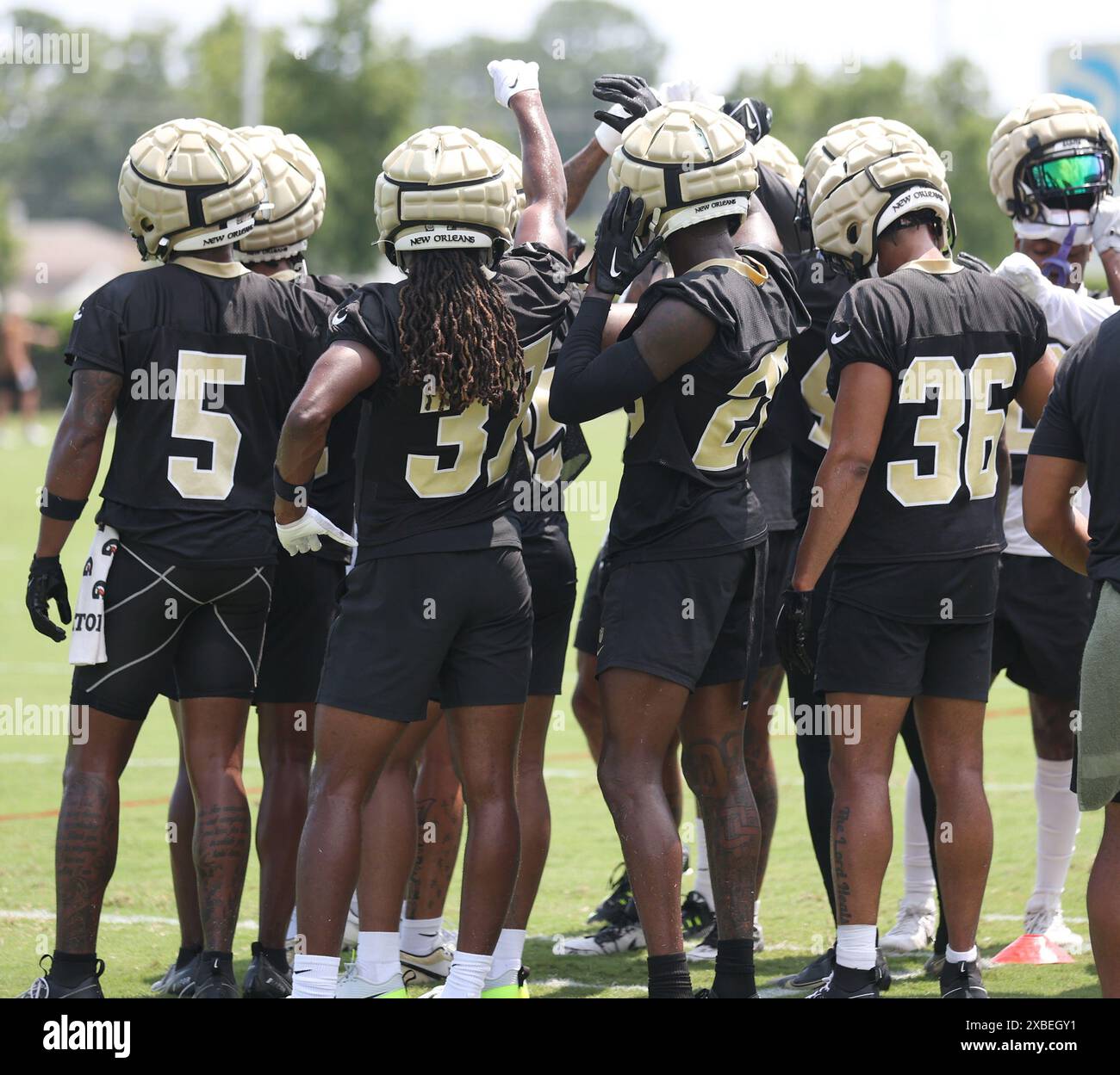 Metairie, Usa. Juni 2024. Die Defensive Backs der New Orleans Saints drängen sich am ersten Tag der obligatorischen Minicamp-Aktivitäten im Ochsner Sports Performance Center in Metairie, Louisiana, am Dienstag, den 11. Juni 2024. (Foto: Peter G. Forest/SipaUSA) Credit: SIPA USA/Alamy Live News Stockfoto