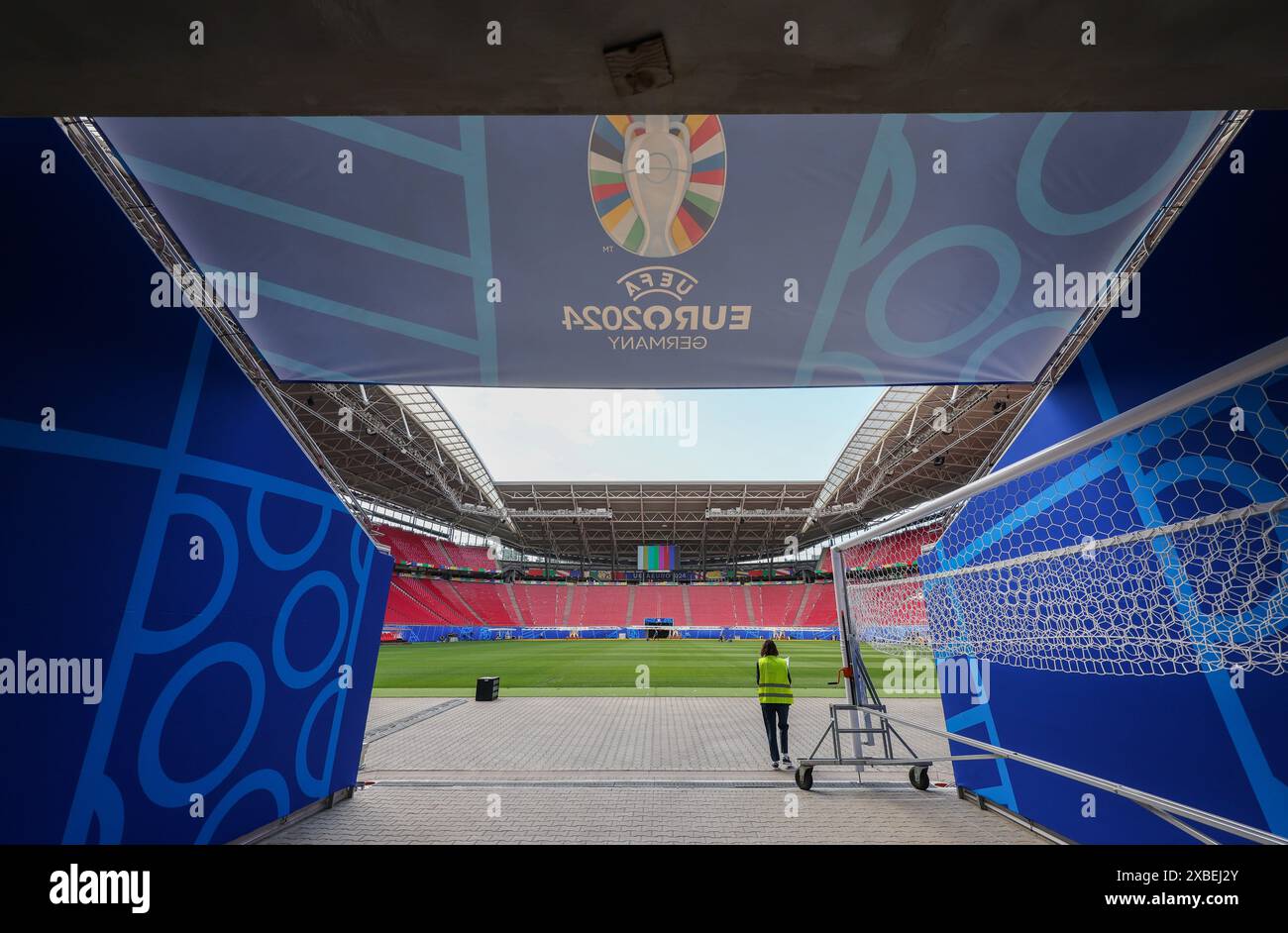 Leipzig, Deutschland. Juni 2024. Fußball: Europameisterschaft, Tag Der Offenen Medien Leipzig Stadion. Die Vorbereitungen für das erste Spiel im Stadion der Leipziger Europameisterschaft sind fast abgeschlossen. Am 18. Juni treffen sich Portugal und die Tschechische Republik hier in der Gruppenphase. Quelle: Jan Woitas/dpa/Alamy Live News Stockfoto