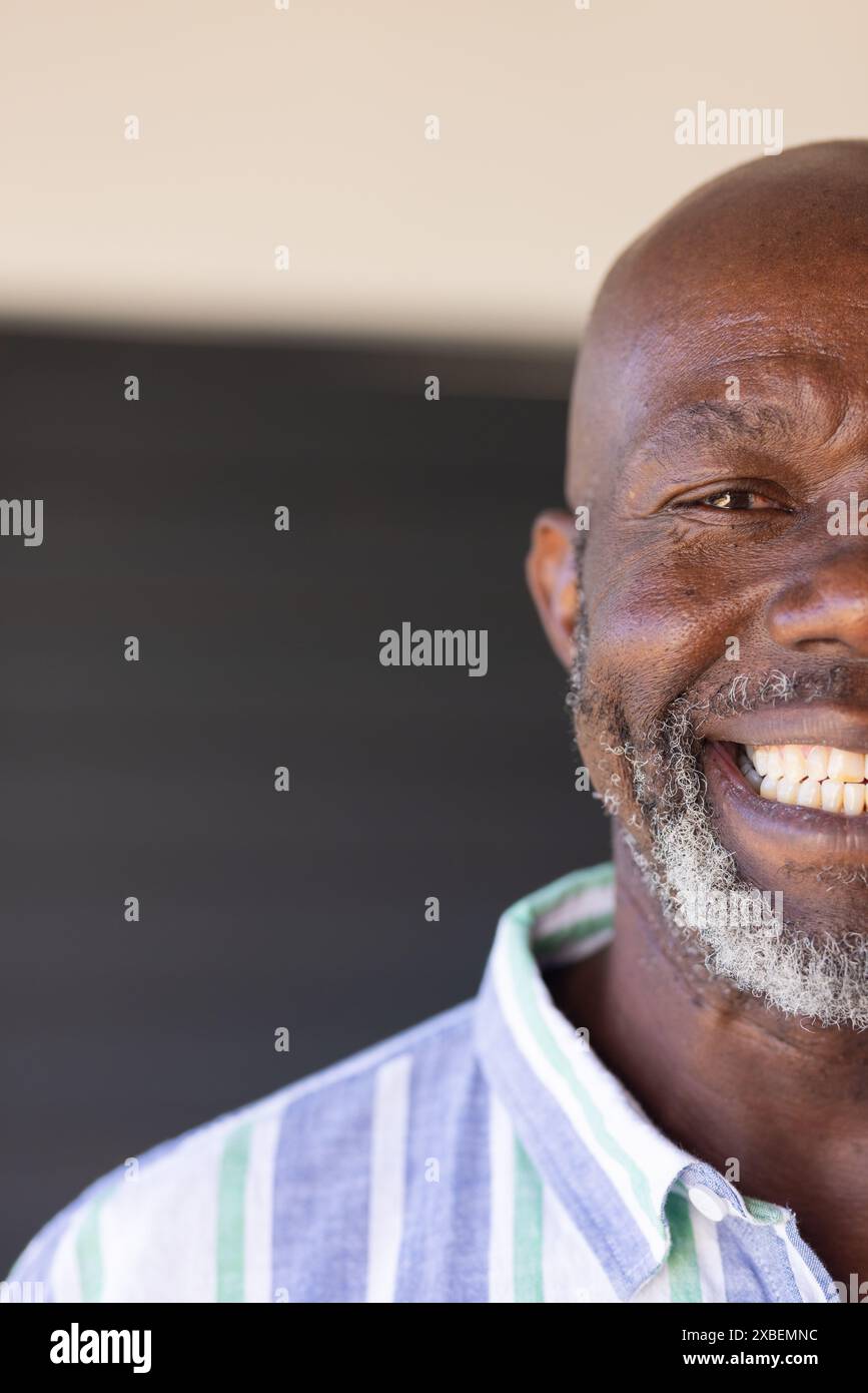 Afroamerikaner reifer Mann, der warm lächelt und seine fröhliche Persönlichkeit zeigt Stockfoto