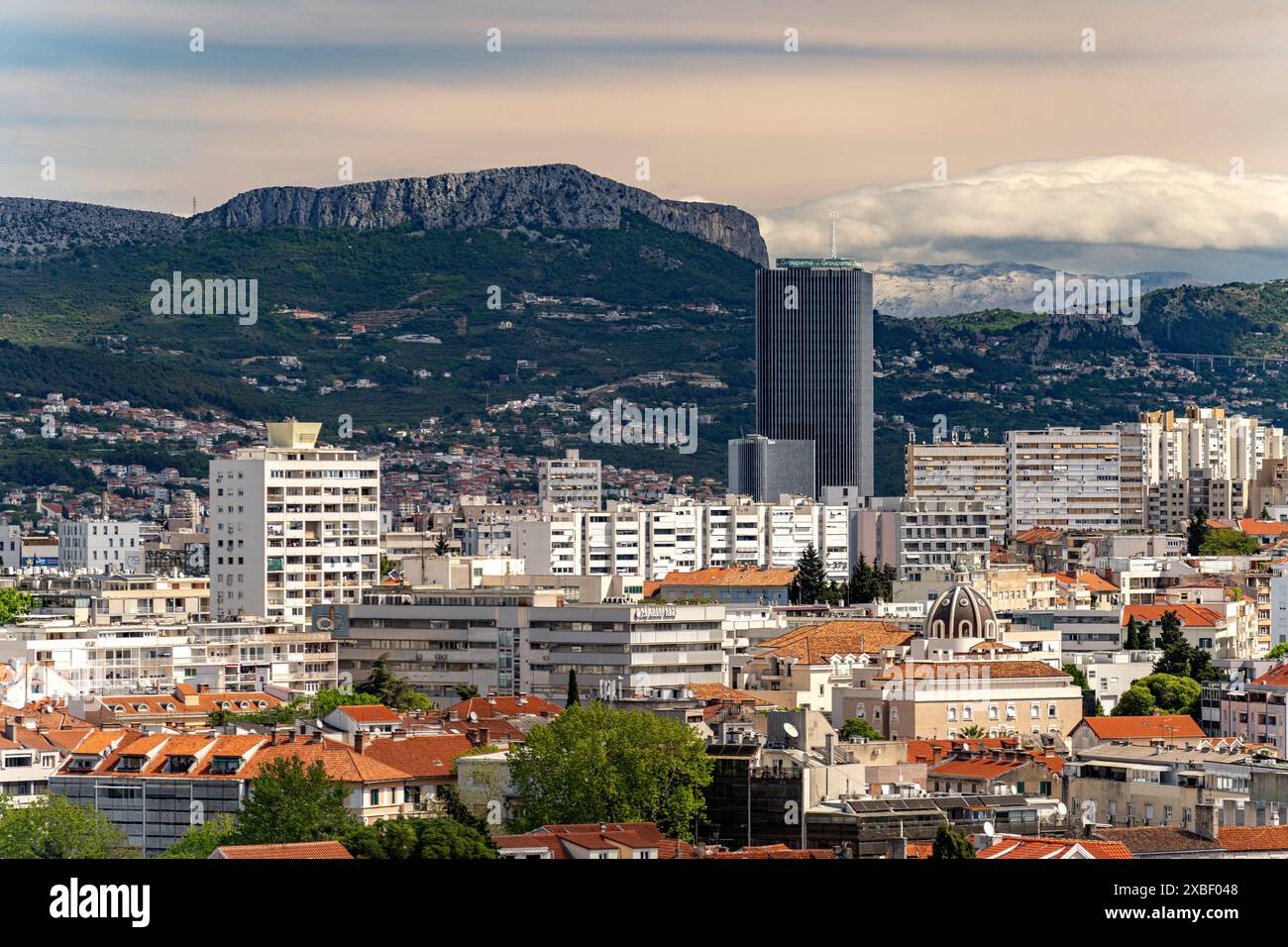 Plattenbauten und der Westgate oder Dalmatien Tower in Split, Kroatien, Europa | Westgate oder Dalmatien TowerSplit, Kroatien, Europa Stockfoto