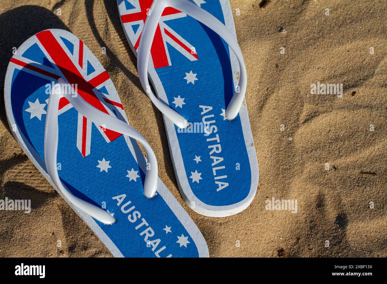 Australien Tagesflagge Flipflops am Strand Stockfoto