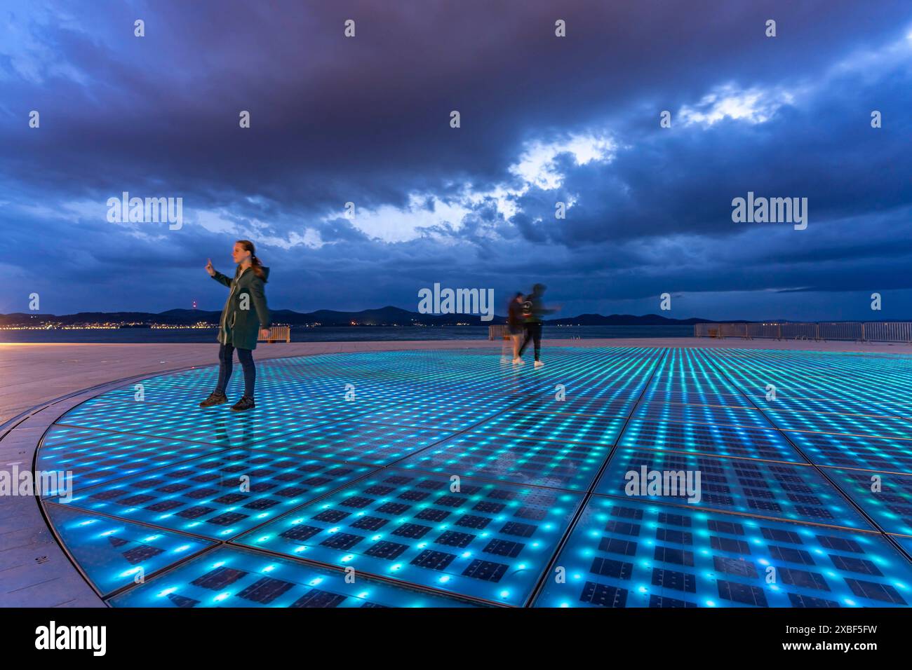 Gruß an die Sonne Zadar Kunstwerk und Solarinstallation Gruß an die Sonne in der Abenddämmerung, Zadar, Kroatien, Europa Solarbild Gruß an Th Stockfoto