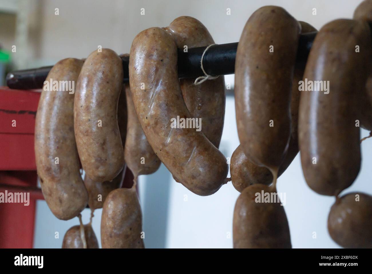 Hängende gepökelte Wurstverbindung zum Trocknen des natürlichen Hülle- und Pökelprozesses, Räucherfleisch-Prozess Stockfoto