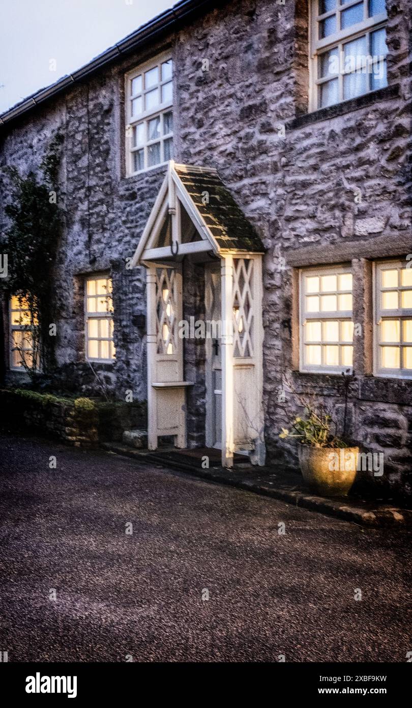 Cottages in der kleinen Stadt Grassington in den Yorkshire Dales nach Einbruch der Dunkelheit. Stockfoto