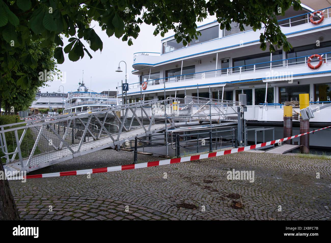 Konstanz, Hochwassersteg bei einem Schiff *** Konstanz, Hochwassersteg in der Nähe eines Schiffes Stockfoto