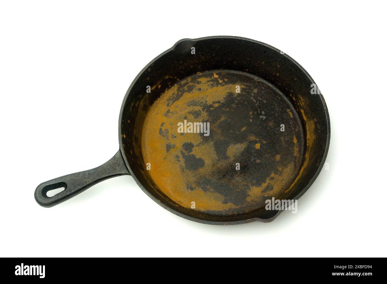Rostige, eiserne Gusspfanne, isoliert auf weißem Hintergrund, Nahaufnahme Stockfoto