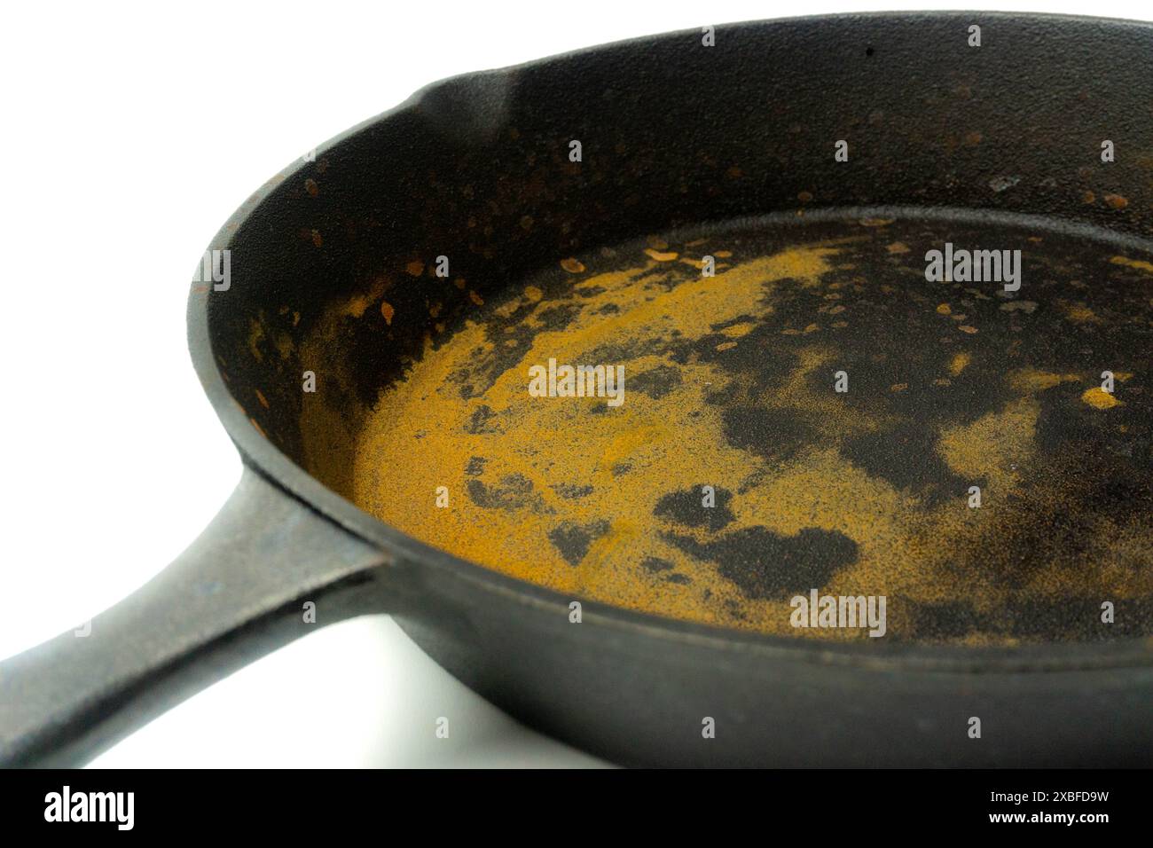 Rostige, eiserne Gusspfanne, isoliert auf weißem Hintergrund, Nahaufnahme Stockfoto