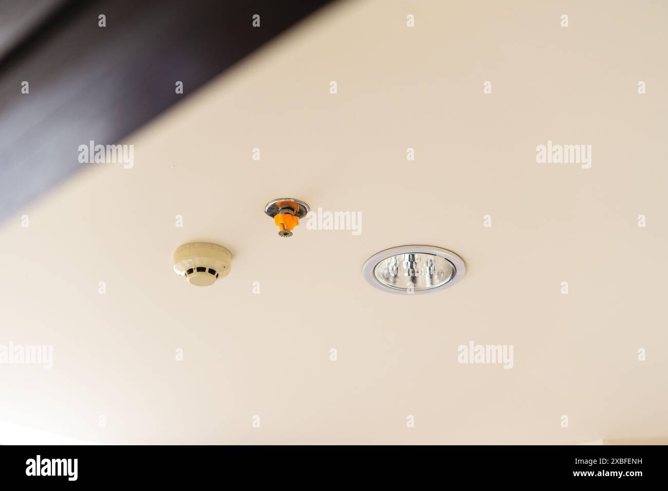 Rauchmelder und Brandsprinkler, an einer Decke, Sicherheitsprotokoll für Brand- und Lebenssicherheit. Stockfoto