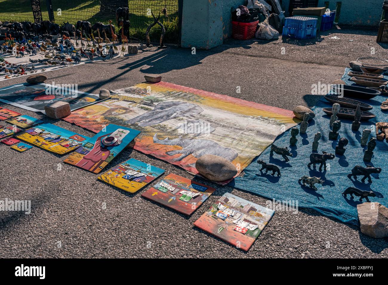 Handgefertigtes südafrikanisches Kunsthandwerk. Kings Beach, Gqeberha, Südafrika Stockfoto