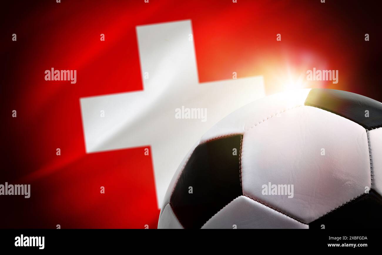 Fußball-Hintergrund der Schweiz mit Ball und Landesflagge im Hintergrund. Stockfoto