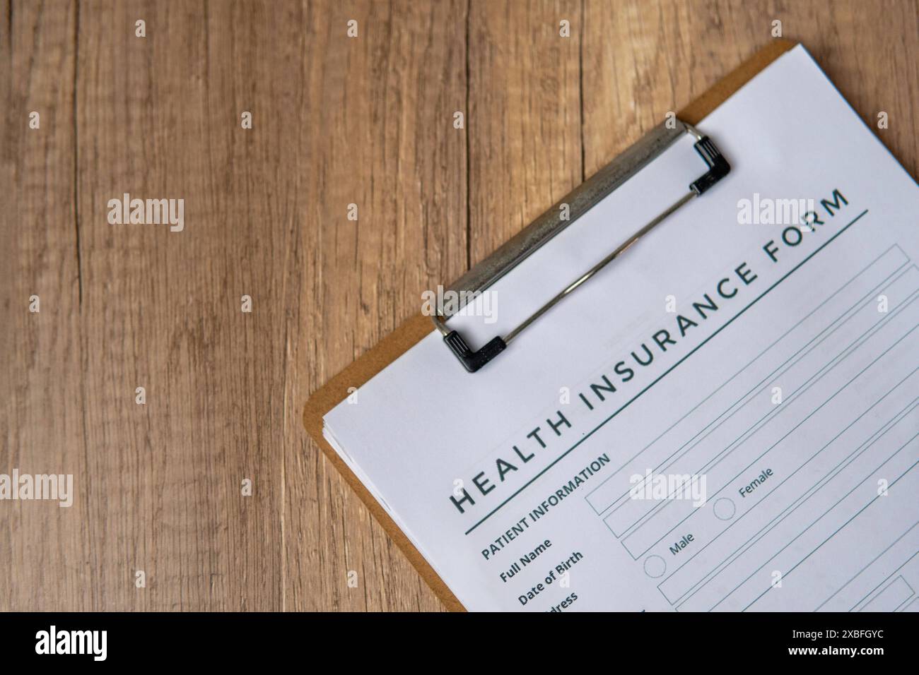 Ein Nahbild des Krankenversicherungsformulars auf einem Klemmbrett. Medizin- und Versicherungskonzept. Kopierbereich für Text. Stockfoto