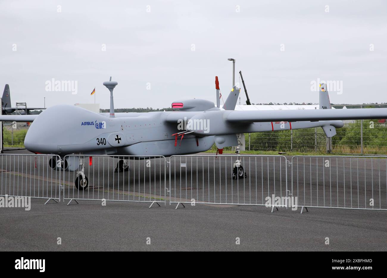 Eine Drohne der Bundeswehr vom Typ Heron TP auf der ILA Berlin 2024. ILA 2024. ILAInternationale Luft- und Raumfahrtausstellung 2024 in Berlin. Die ILA findet vom 05. bis zum 09. Juni 2024 auf dem Gelände des Flughafens Berlin-Brandenburg BER statt. Berlin Berlin Deutschland *** Eine Heron TP Drohne der Bundeswehr auf der ILA Berlin 2024 ILA 2024 ILAInternational Aerospace Exhibition 2024 in Berlin die ILA findet vom 5. Bis 9. Juni 2024 auf dem Gelände des Flughafens Berlin Brandenburg BER Berlin Berlin Berlin Berlin Deutschland statt Stockfoto