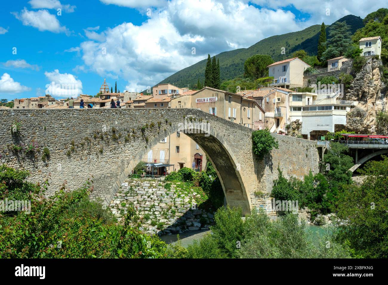 Nyons in den Baronnies. Die alte Brücke, die den Fluss l'eygues überquert, Alpes de Haute Provence. Provence-Alpes-Côte d'Azur. Frankreich Stockfoto