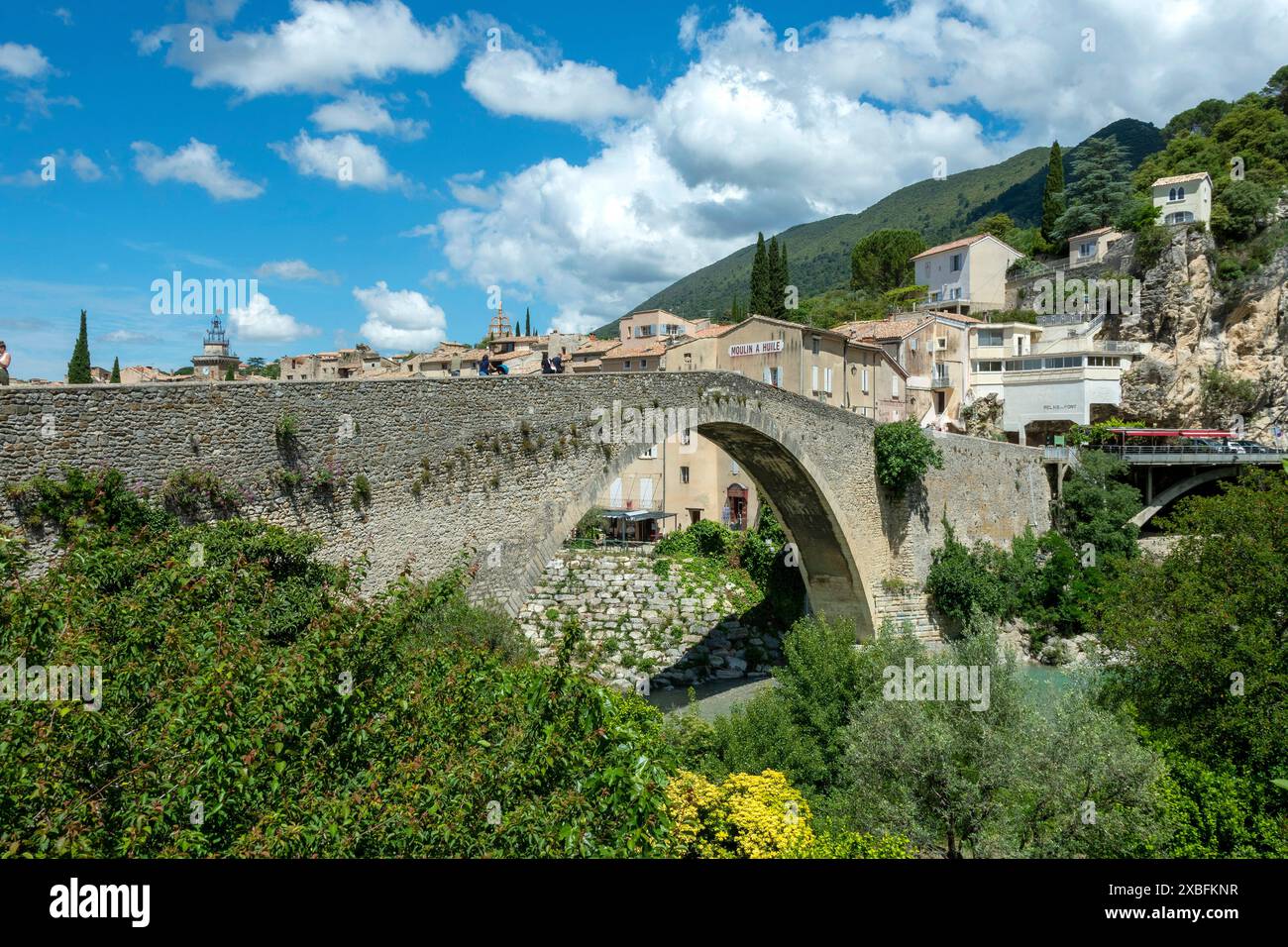 Nyons in den Baronnies. Die alte Brücke, die den Fluss l'eygues überquert, Alpes de Haute Provence. Provence-Alpes-Côte d'Azur. Frankreich Stockfoto