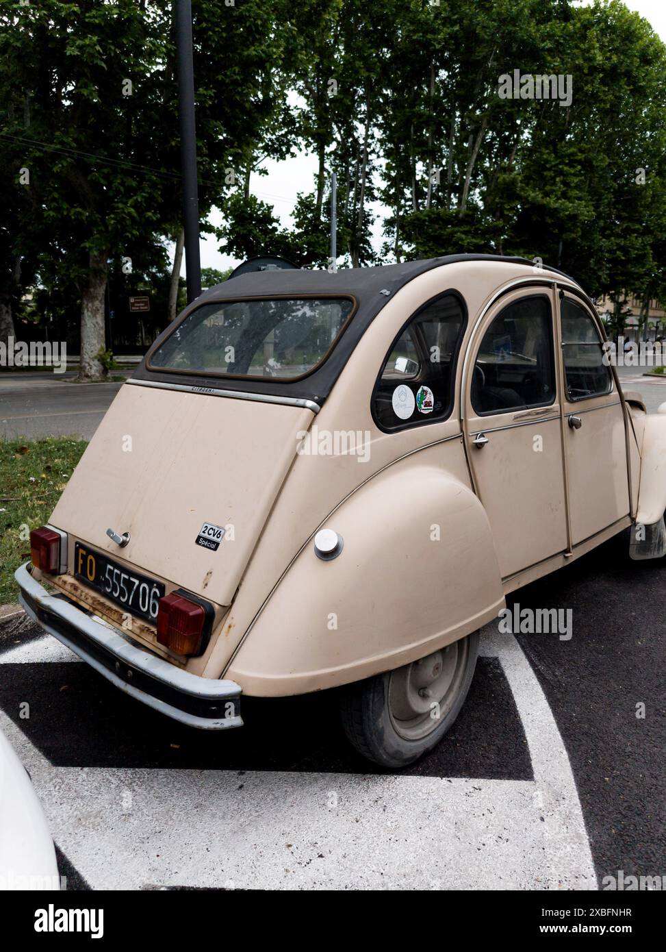 Italien, Rimini, 12. juni 2024 - der berühmte alte Citroen 2Cv 6 Auto parkt in der italienischen Stadt Stockfoto