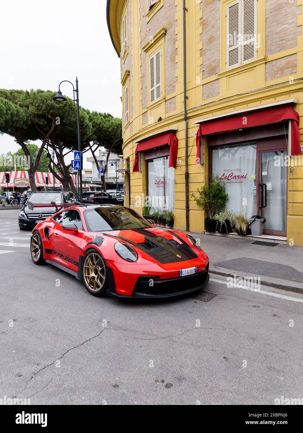 Italien, Rimini, 12. juni 2024 – Vorderansicht roter Porsche GT3 RS in italienischer Stadt Stockfoto