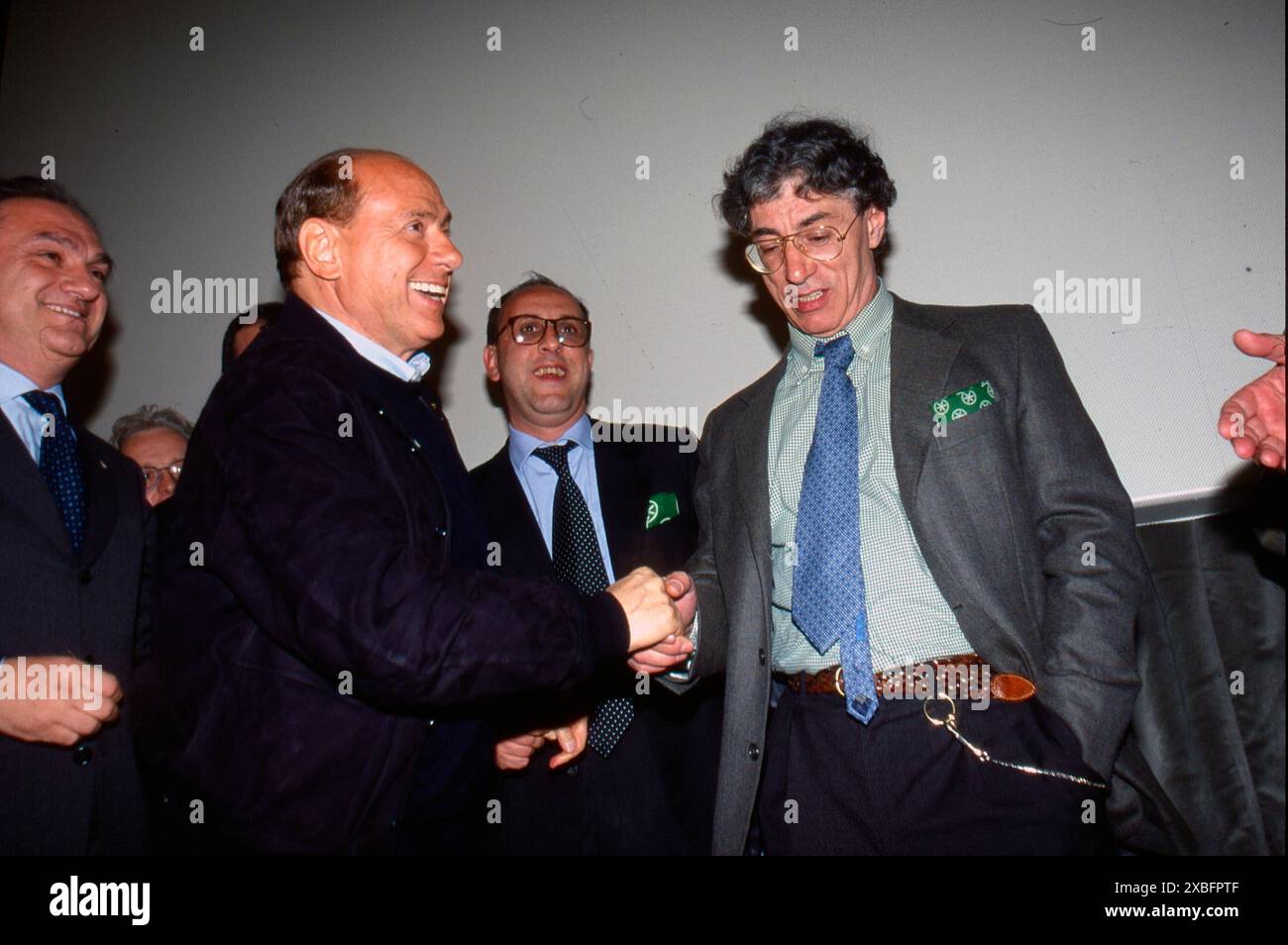 28-04-2000 archivio storico Umberto Bossi (Cassano Magnago, 19 settembre 1941) è un politico italiano, già ministro, deputato ed europarlamentare, ora senatore della Repubblica, fondatore del movimento politico Lega Nord per l'indipendenza della Padania, della quale è stato segretario federale fino al 2012; è stato anche Ministro delle Riforme per il Federalismo. nella Foto: Bossi Umberto e Berlusconi Credit: LaPresse/Alamy Live News Stockfoto