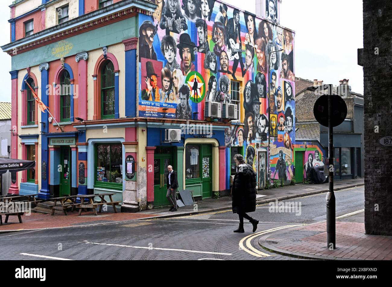 Pub The Prince Albert mit Graffitis von verstorbenen Musikern, North Laine, Brighton, England *** Pub The Prince Albert mit Graffiti verstorbener Musiker, North Laine, Brighton, England Stockfoto