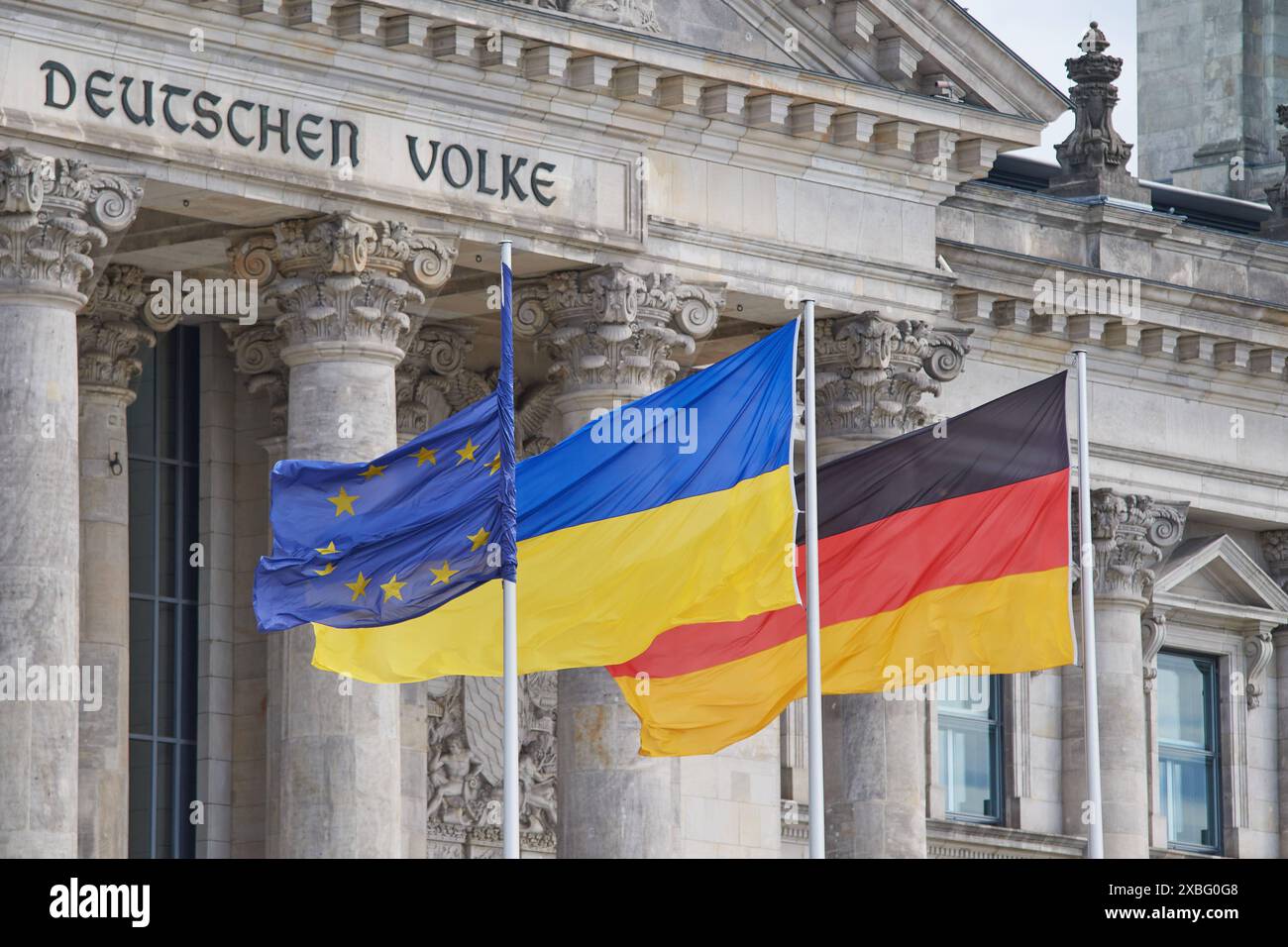 Vor dem Reichstagsgebaeude in Berlin wehen die Europafahne und die Nationalflaggen von Deutschland und der Ukraine Foto vom 11.06.2024. NUR REDAKTIONELLE VERWENDUNG *** die Europaflagge und die Nationalflaggen Deutschlands und der Ukraine fliegen vor dem Reichstagsgebäude in Berlin Foto vom 11 06 2024 REDAKTIONELLE VERWENDUNG Copyright: epd-bilod/ChristianxDitsch D24D0611SelenskyjBundestag152857 20240612 Stockfoto